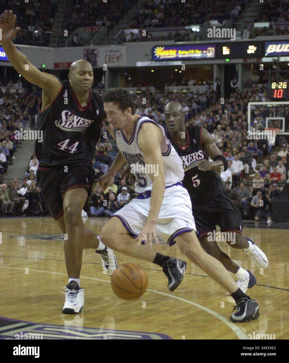 Kings Hedo Turkoglu se dirige vers le panier alors que les défenseurs des 76ers #44 Derrick Coleman et #5 Vonteego Cummings tentent de l'arrêter lors de la deuxième moitié de jeu contre les 76ers à l'Arco Arena mardi. The Sacramento Bee/ Anne Chadwick Williams 12/4/01 /ZUMA Press Banque D'Images