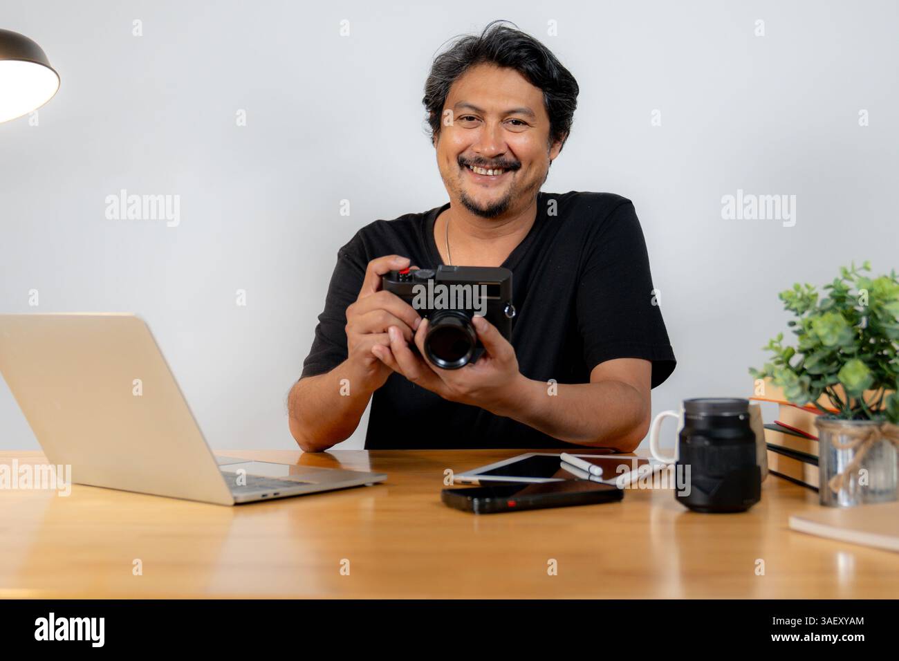 Créativité et concept d'occupation freelance, jeune homme photographe travaillant à domicile Banque D'Images