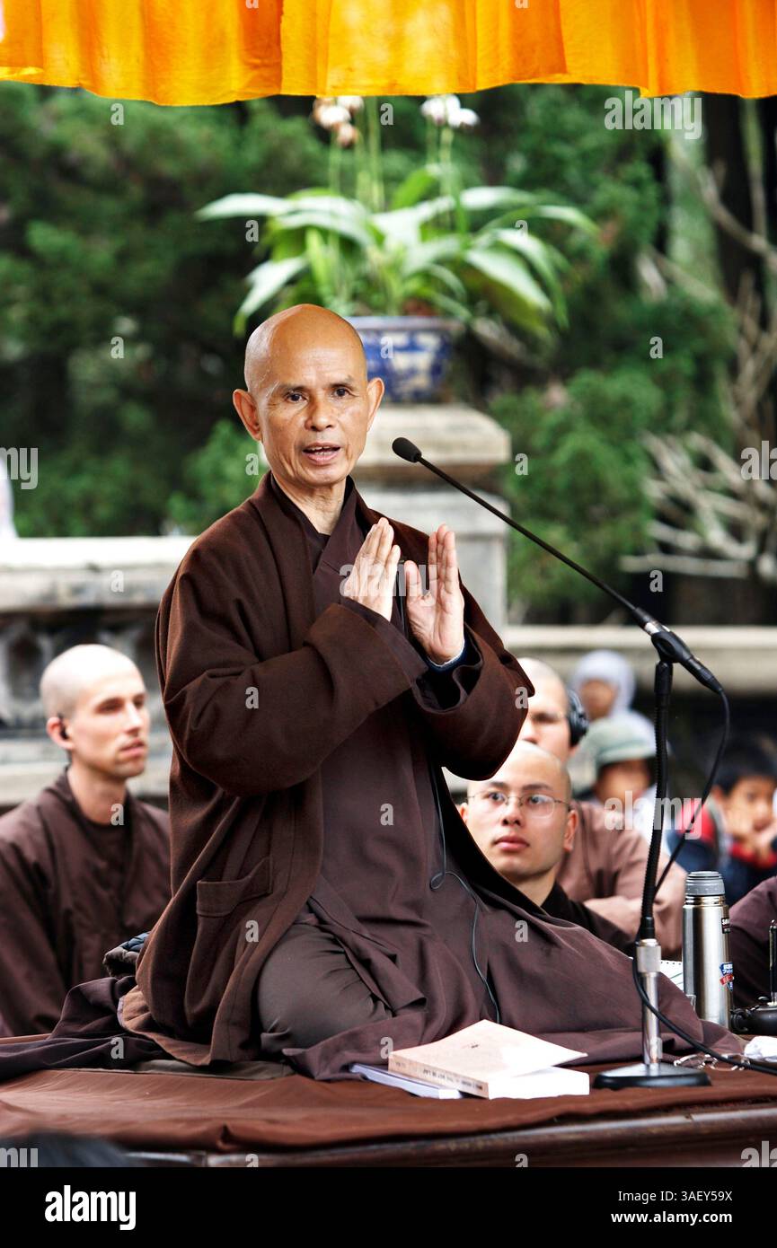 27 février 2005 ; Hue, Vietnam ; Vénérable Maître zen THICH NHAT HANH parle à une foule enthousiaste à la pagode Thien Mu. Hanh, 79 ans, retourne au Vietnam après la levée d’une interdiction de 40 ans (placée en 1966). Hanh est un poète respecté, un érudit et un militant pour la paix et les droits humains. Banque D'Images