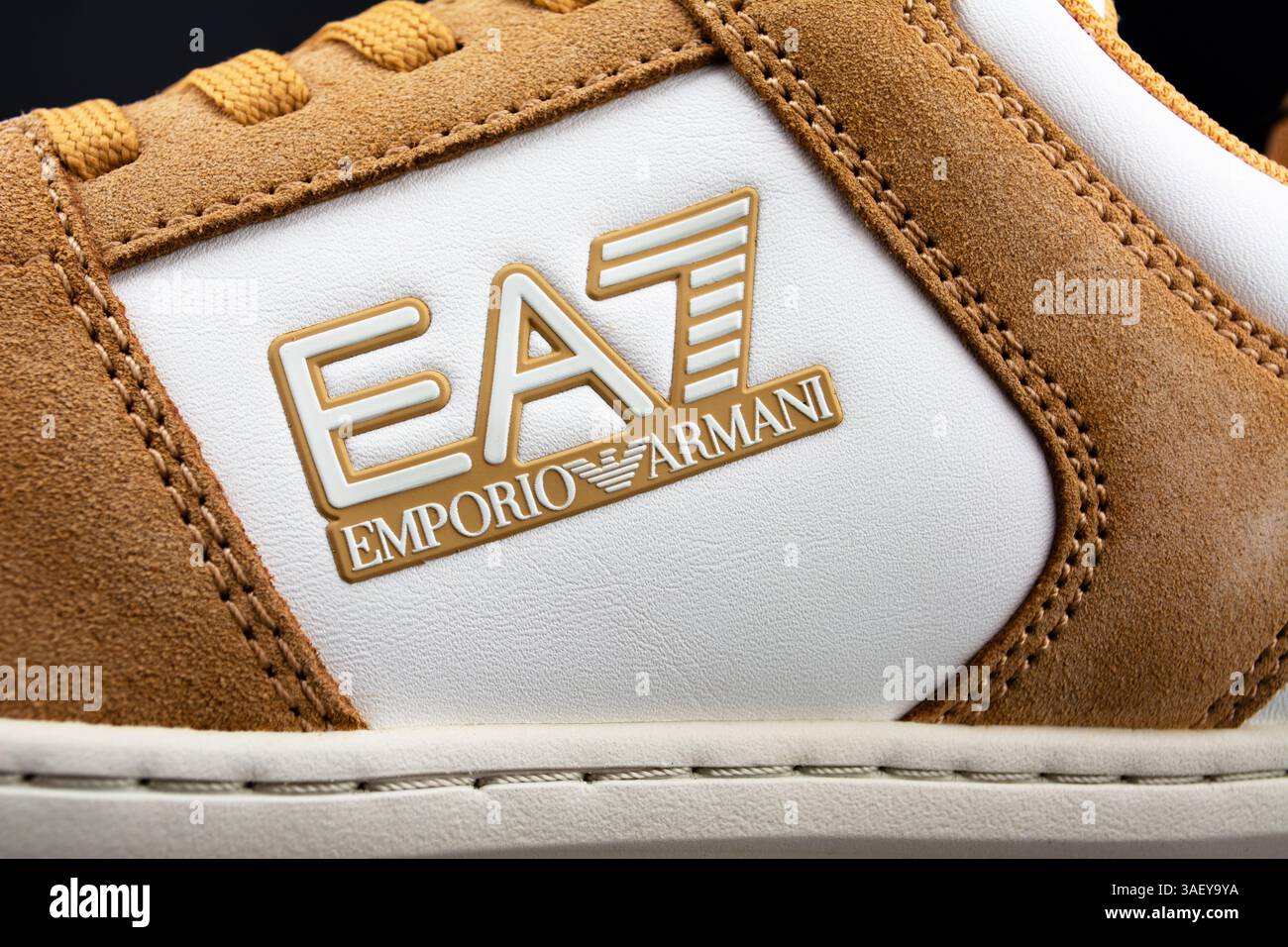 Limassol, Chypre, 15 février 2025 : logo et signe Emporio Armani sur les chaussures de sport modernes en cuir. Emporio Armani est la marque de la Fashion Creat Banque D'Images