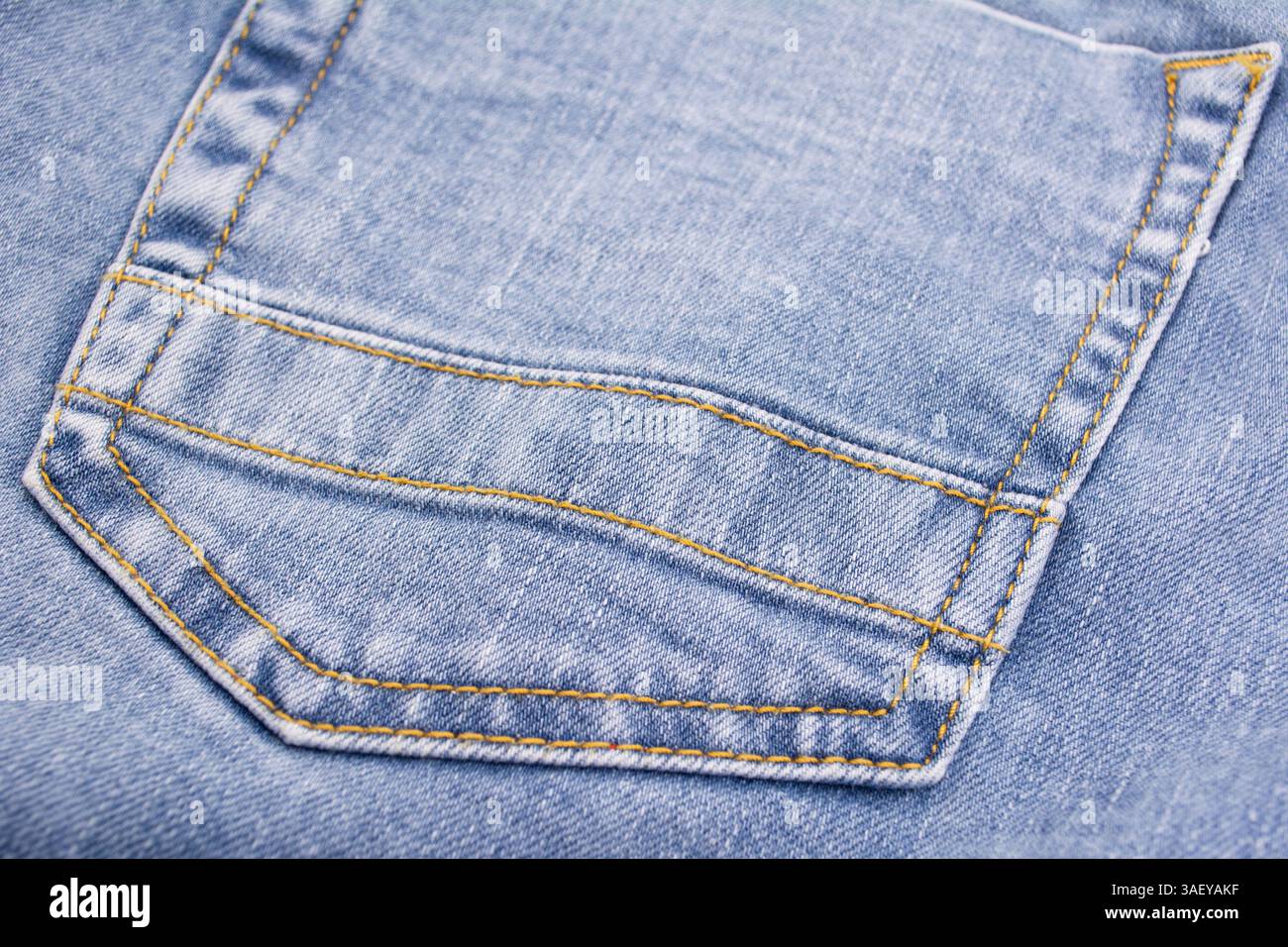 Poche bleue pour Jean gros plan. Détails du pantalon jeans avec coutures orange Banque D'Images