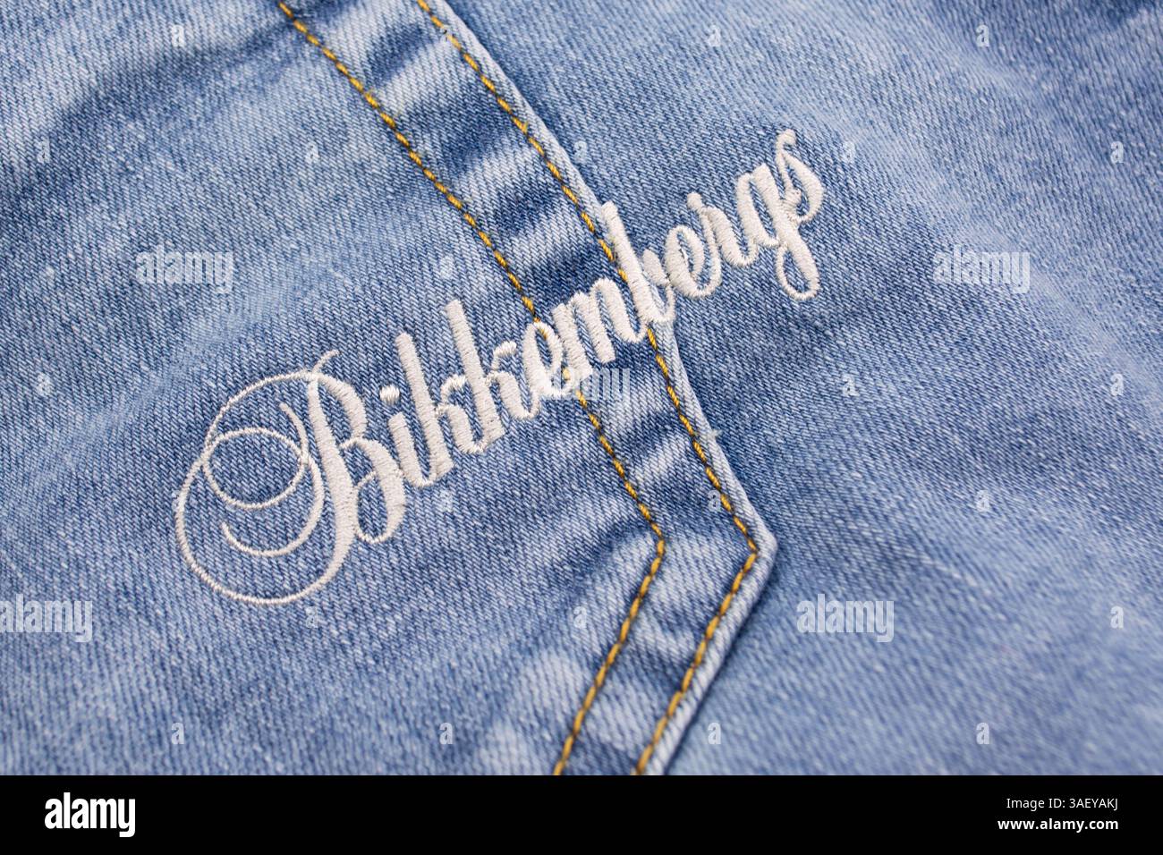 Limassol, Chypre, 15 février 2025 : logo Bikkembergs sur le Jean moderne. Signe Dirk Bikkembergs. Marque du créateur de mode Banque D'Images