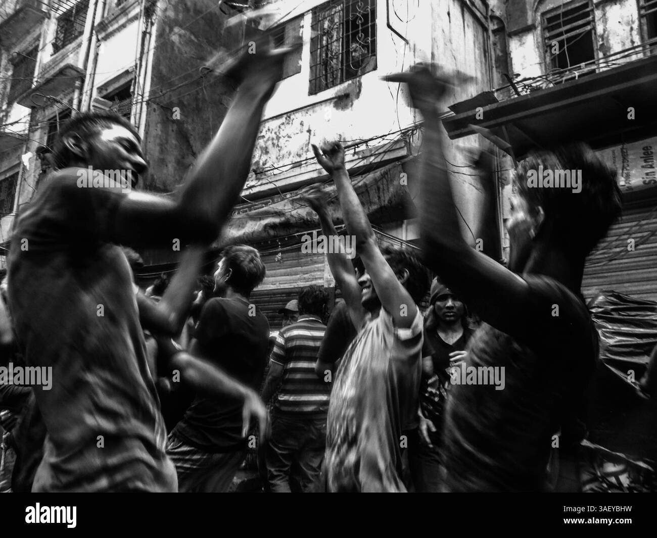 6 mars 2015 - Dhaka, Bangladesh - les fêtards hindous célèbrent Holi, la joyeuse célébration du printemps, avec l'arrosage traditionnel d'eau colorée et de poudre au vieux Dhaka Sakhari Bazar Bangladesh. (Crédit image : © Copyright Nitul/ZUMA Wire/ZUMAPRESS.com) Banque D'Images 6 mars 2015 - Dhaka, Bangladesh - les fêtards hindous célèbrent Holi, la joyeuse célébration du printemps, avec l'arrosage traditionnel d'eau colorée et de poudre au vieux Dhaka Sakhari Bazar Bangladesh. (Crédit image : © Copyright Nitul/ZUMA Wire/ZUMAPRESS.com) Banque D'Images
