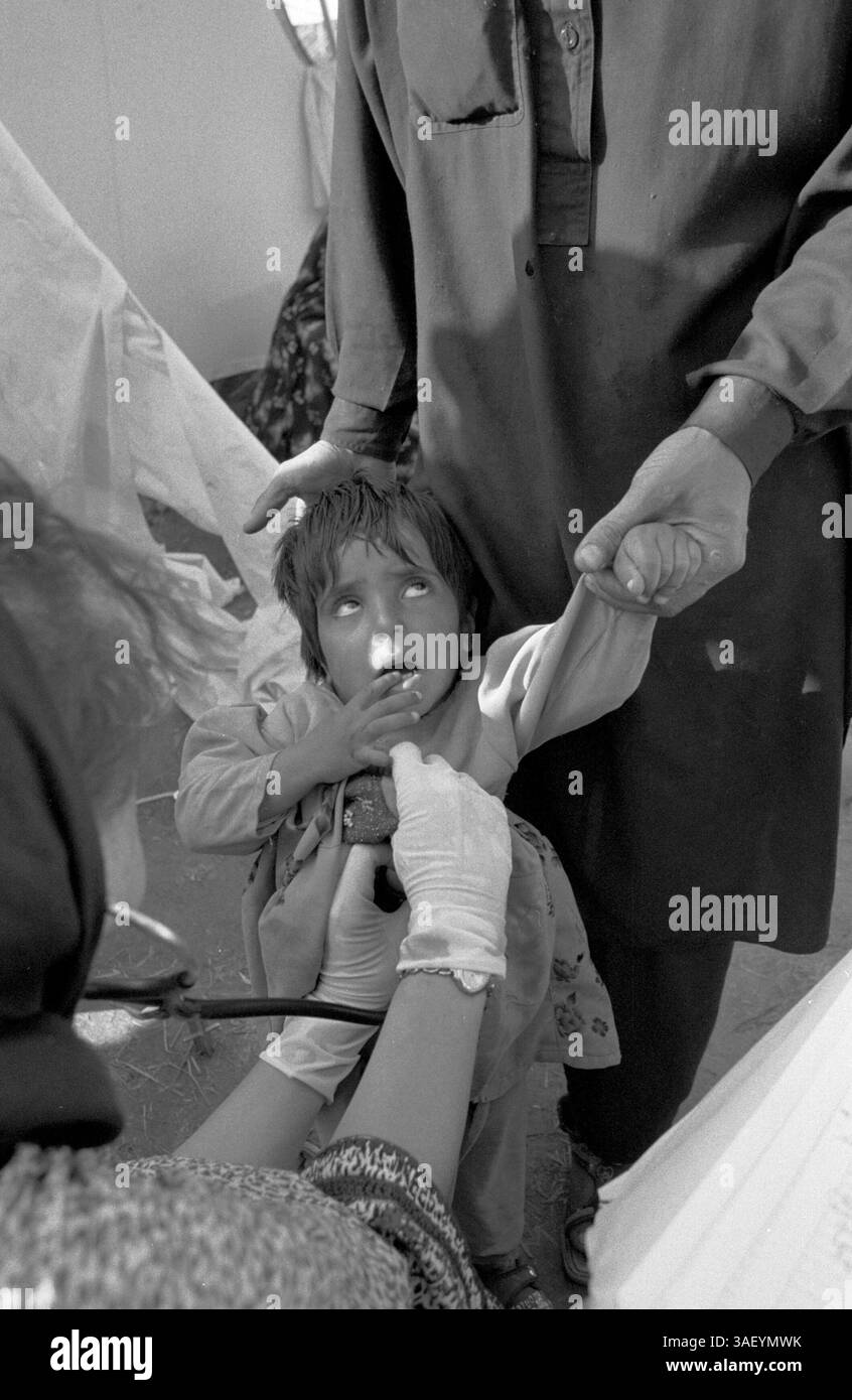 10 janv. 2006 ; Bana, PAKISTAN ; (PHOTO DU DOSSIER : novembre 2005) les survivants du tremblement de terre reçoivent des soins médicaux dans une clinique de terrain gérée par Save the Children. Plus de 80 000 personnes ont été tuées le 8 octobre 2005, lorsque le séisme de magnitude 7,6 a dévasté la région, rendant plus de 3,5 millions de personnes sans abri. Maintenant, plus de trois mois après le séisme, le rude hiver himalayen signifie que les températures nocturnes sont bien en dessous de zéro. Les travailleurs humanitaires sont préoccupés par les 3 millions de survivants qui subissent un temps glacial dans des tentes fragiles. Crédit obligatoire : photo de Jeffrey Austin/ZUMA Press. (©) Copyright Banque D'Images