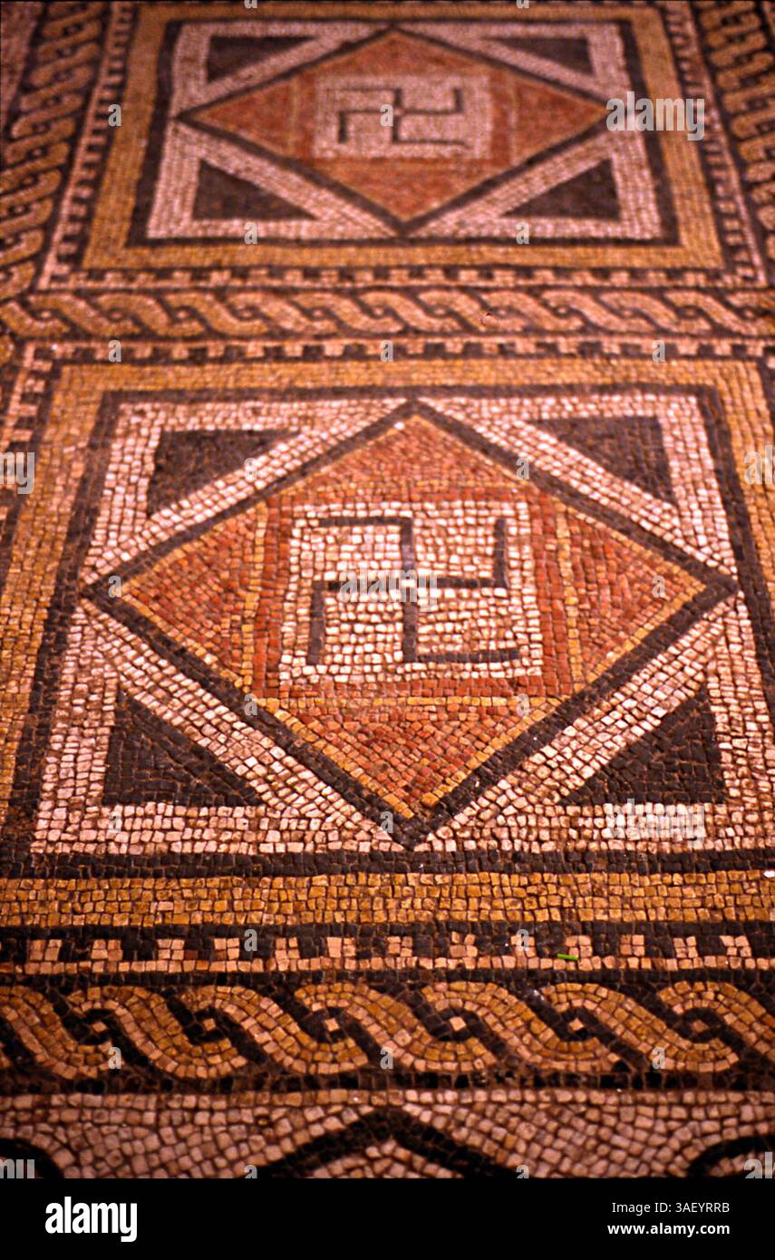 16 décembre 2004 ; Terragona, ESPAGNE ; (photo) Swastika sur sol en mosaïque romaine à Terragona, Espagne. La croix gammée est un symbole ancien utilisé depuis plus de 3 000 ans. Le mot SVASTIKA vient du sanskrit svastika - 'su' signifiant 'bien', 'asti' signifiant 'être', et 'ka' comme suffixe. Jusqu'à ce que les nazis utilisent ce symbole, la croix gammée a été utilisée par de nombreuses cultures au cours des 3 000 dernières années pour représenter la vie, le soleil, le pouvoir, la force et la chance. Banque D'Images