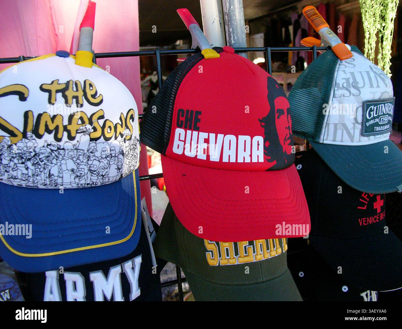 19 décembre 2004 ; Venice Beach, CA, États-Unis ; Ernesto Guevara, connu sous le nom de Che, a été assassiné dans la jungle bolivienne en octobre 1967. Révolutionnaire marxiste né en Argentine et chef de guérilla cubaine. Che Guevara est devenu un héros après sa mort dans les mouvements révolutionnaires socialistes du tiers monde. Banque D'Images