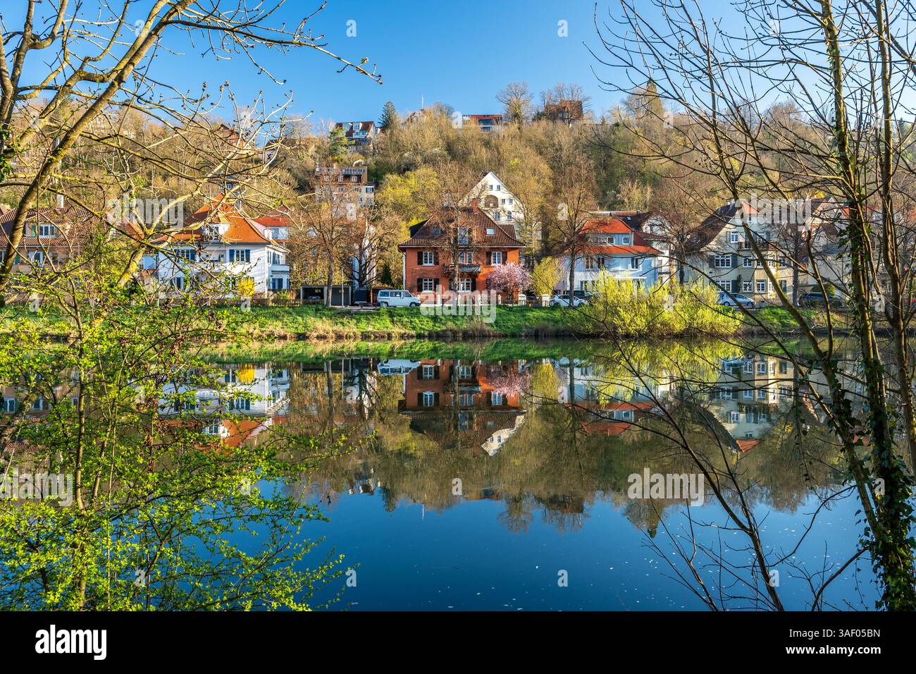 Maisons historiques reflétant dans la rivière Neckar par une journée ensoleillée au printemps à Tübingen Banque D'Images