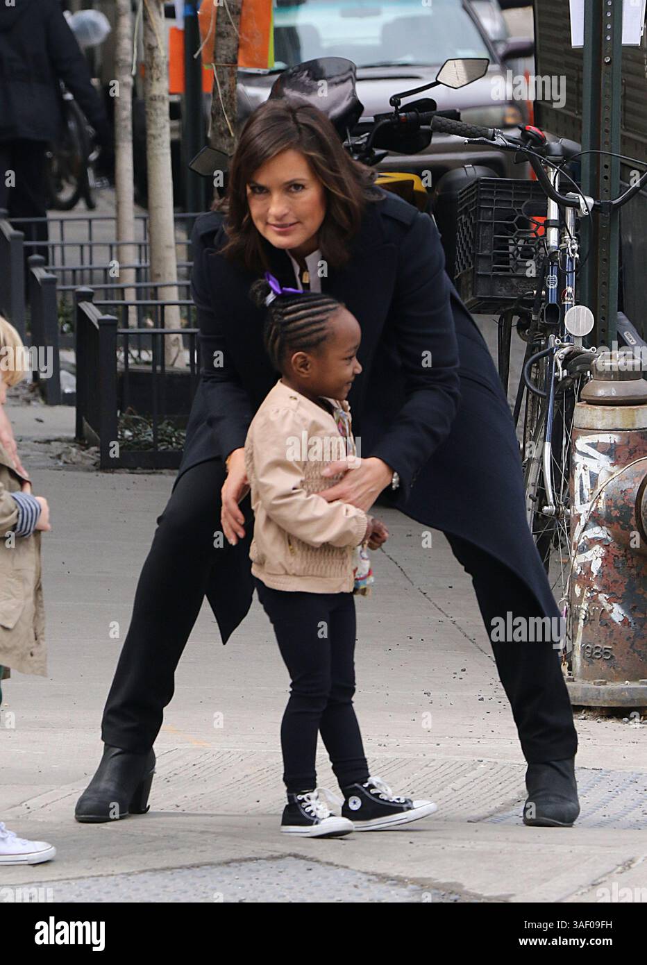 16 mars 2015 - New York City, NY, États-Unis - L'actrice Mariska Hargitay joue avec sa fille Amaya Josephine Hermann sur le tournage de l'émission télévisée 'Law and Order : SVU' le 16 mars 2015 à New York City (crédit image : © Zelig Shaul/Ace Pictures/ZUMA Wire) Banque D'Images