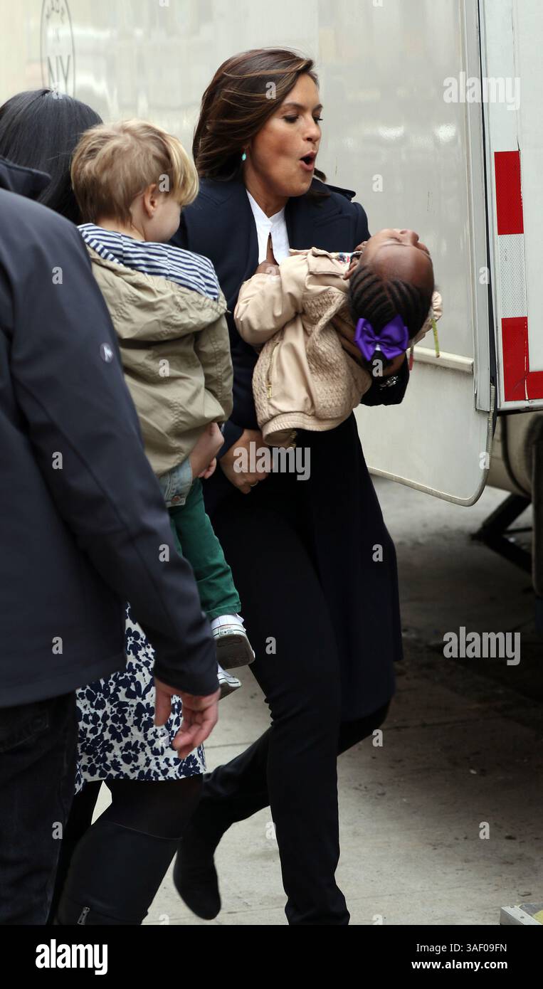 16 mars 2015 - New York City, NY, États-Unis - L'actrice Mariska Hargitay porte sa fille Amaya Josephine Hermann tandis que son fils Andrew Nicolas Hargitay Hermann (à gauche) est porté par un assistant sur le plateau de l'émission télévisée 'Law and Order : SVU' le 16 mars 2015 à New York (crédit image : © Zelig Shaul/Ace Pictures/ZUMA Wire) Banque D'Images