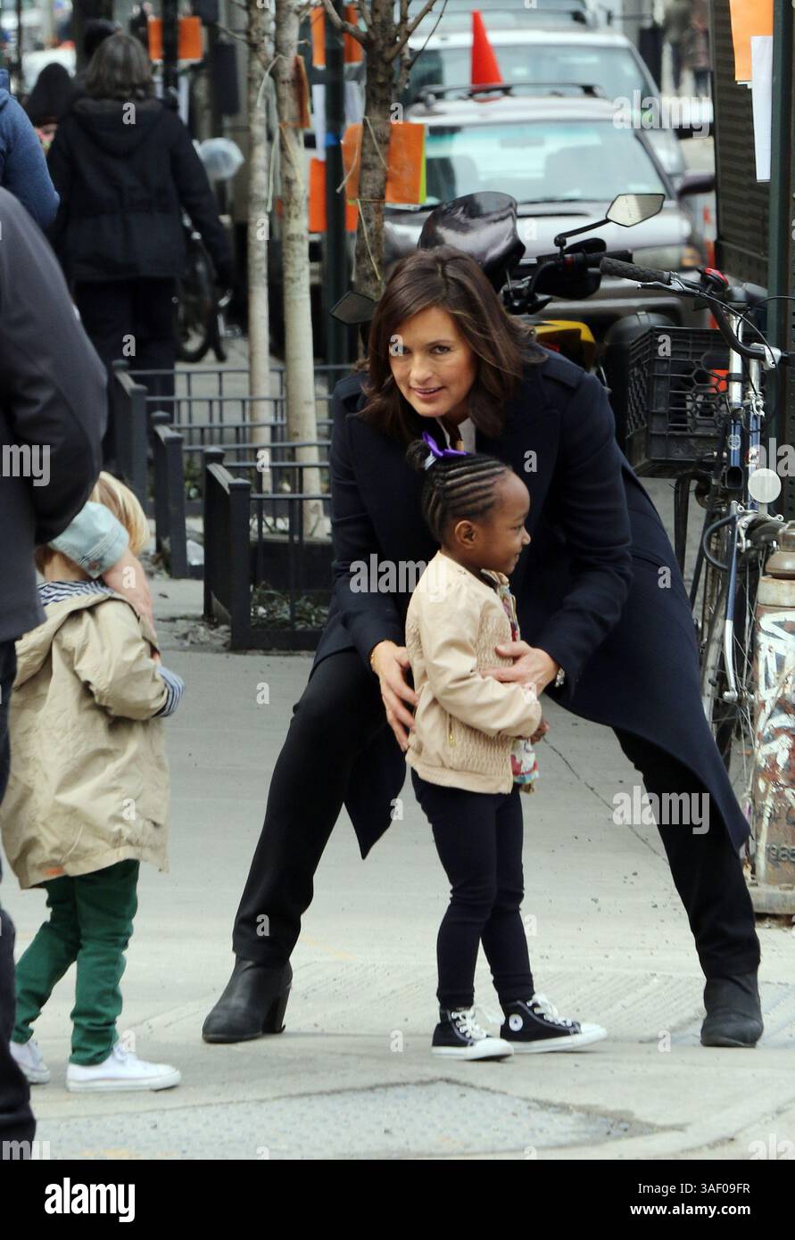 16 mars 2015 - New York City, NY, États-Unis - L'actrice Mariska Hargitay joue avec sa fille Amaya Josephine Hermann sur le tournage de l'émission télévisée 'Law and Order : SVU' le 16 mars 2015 à New York City (crédit image : © Zelig Shaul/Ace Pictures/ZUMA Wire) Banque D'Images
