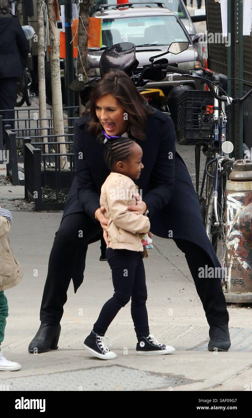 16 mars 2015 - New York City, NY, États-Unis - L'actrice Mariska Hargitay joue avec sa fille Amaya Josephine Hermann sur le tournage de l'émission télévisée 'Law and Order : SVU' le 16 mars 2015 à New York City (crédit image : © Zelig Shaul/Ace Pictures/ZUMA Wire) Banque D'Images