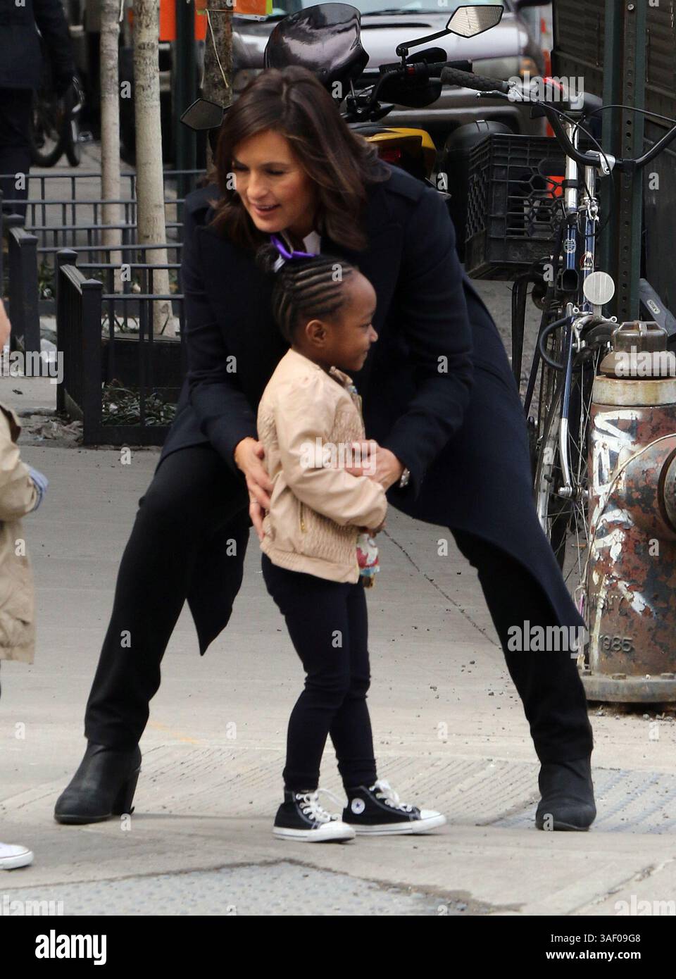 16 mars 2015 - New York City, NY, États-Unis - L'actrice Mariska Hargitay joue avec sa fille Amaya Josephine Hermann sur le tournage de l'émission télévisée 'Law and Order : SVU' le 16 mars 2015 à New York City (crédit image : © Zelig Shaul/Ace Pictures/ZUMA Wire) Banque D'Images