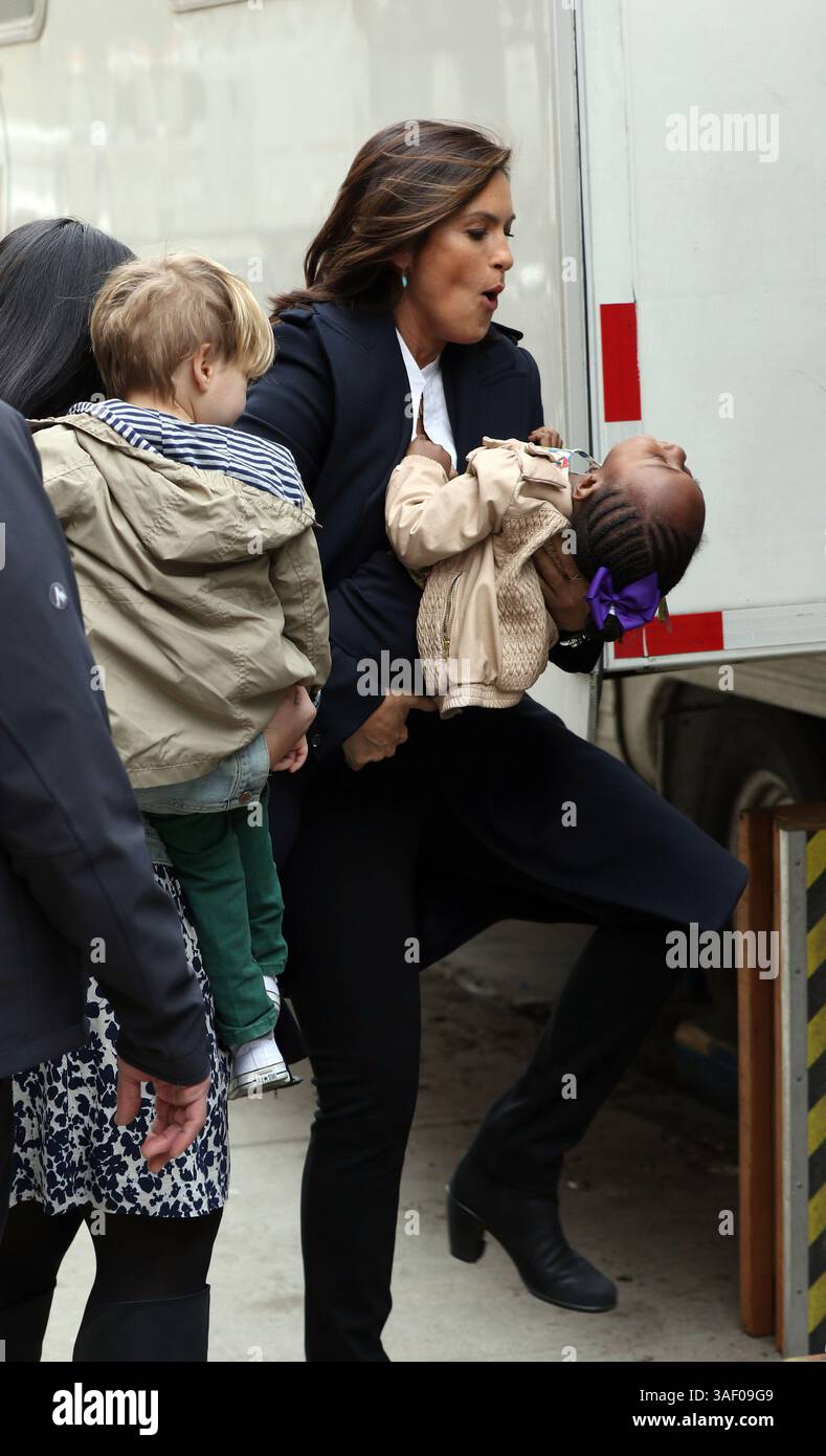 16 mars 2015 - New York City, NY, États-Unis - L'actrice Mariska Hargitay porte sa fille Amaya Josephine Hermann tandis que son fils Andrew Nicolas Hargitay Hermann (à gauche) est porté par un assistant sur le plateau de l'émission télévisée 'Law and Order : SVU' le 16 mars 2015 à New York (crédit image : © Zelig Shaul/Ace Pictures/ZUMA Wire) Banque D'Images