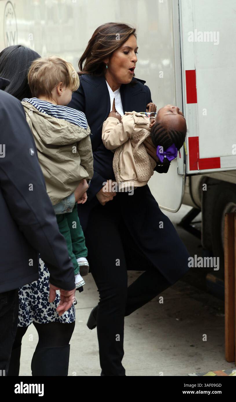 16 mars 2015 - New York City, NY, États-Unis - L'actrice Mariska Hargitay porte sa fille Amaya Josephine Hermann tandis que son fils Andrew Nicolas Hargitay Hermann (à gauche) est porté par un assistant sur le plateau de l'émission télévisée 'Law and Order : SVU' le 16 mars 2015 à New York (crédit image : © Zelig Shaul/Ace Pictures/ZUMA Wire) Banque D'Images