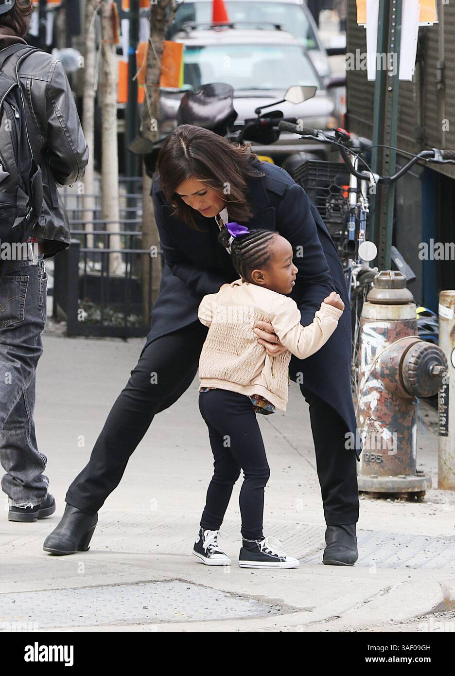 16 mars 2015 - New York City, NY, États-Unis - L'actrice Mariska Hargitay joue avec sa fille Amaya Josephine Hermann sur le tournage de l'émission télévisée 'Law and Order : SVU' le 16 mars 2015 à New York City (crédit image : © Zelig Shaul/Ace Pictures/ZUMA Wire) Banque D'Images