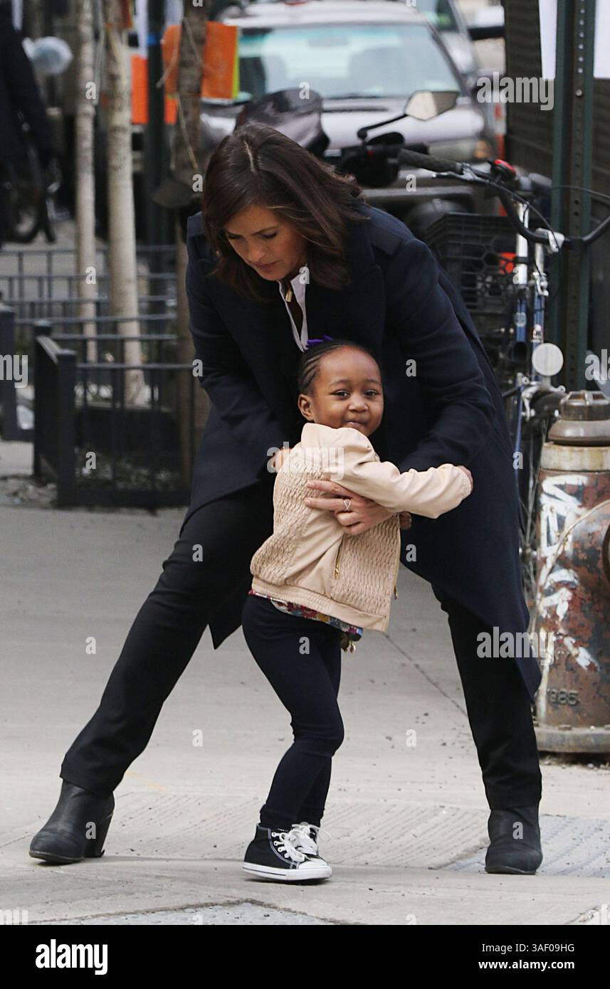 16 mars 2015 - New York City, NY, États-Unis - L'actrice Mariska Hargitay joue avec sa fille Amaya Josephine Hermann sur le tournage de l'émission télévisée 'Law and Order : SVU' le 16 mars 2015 à New York City (crédit image : © Zelig Shaul/Ace Pictures/ZUMA Wire) Banque D'Images