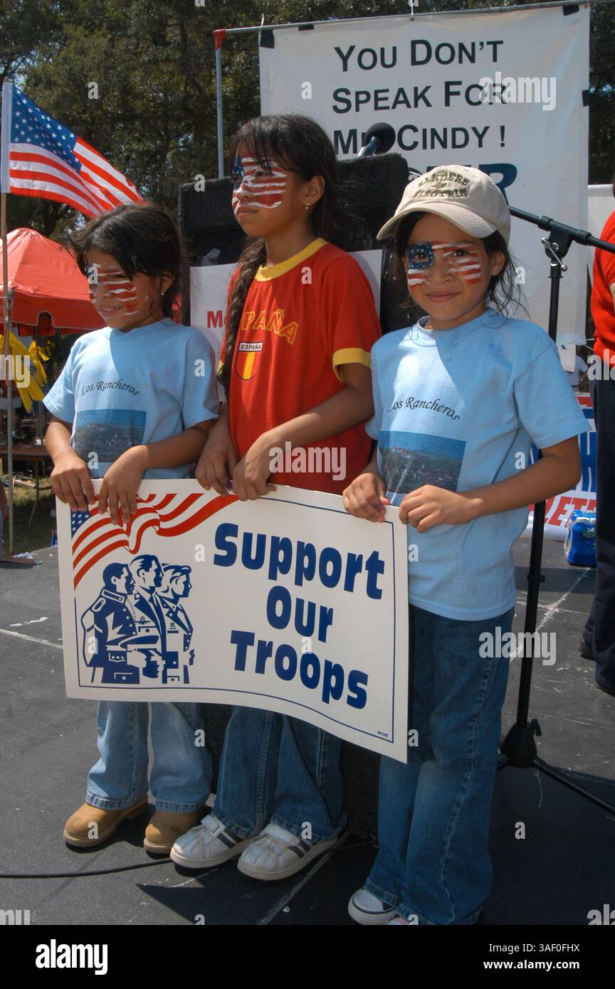 27 août 2005 ; Crawford, TX, États-Unis ; les jumelles Sarah (droite) et Sophia (gauche), sept ans, accompagnent leur sœur Rebecca Esparza, huit ans, au rassemblement 'You Don't Speak for me Cindy' à Crawford. Crédit obligatoire : photo de Peter A. Silva/ZUMA Press. (©) Copyright 2005 par Peter A. Silva Banque D'Images