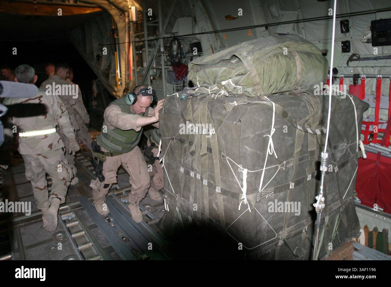 16 avril 2005 ; Al Asad, Irak ; les Marines du Marine Aerial Refueler transport Squadron 252 préparent plus de 22 000 livres de fret pour un largage aérien le 16 avril. Il s'agissait de la première livraison aérienne réussie de fret depuis l'arrivée du KC-130J ici en février. Cela a également marqué la première livraison aérienne de combat pour les avions de modèle J. Le largage a mesuré six chargements de camions de fournitures, ce qui signifie que plus de 12 Marines n'ont pas eu à risquer les opérations de convoi. Crédit obligatoire : photo de LCpl. Andrew D. Pendrack/DOD/ZUMA Press. (©) Copyright 2005 par US DOD photo Banque D'Images
