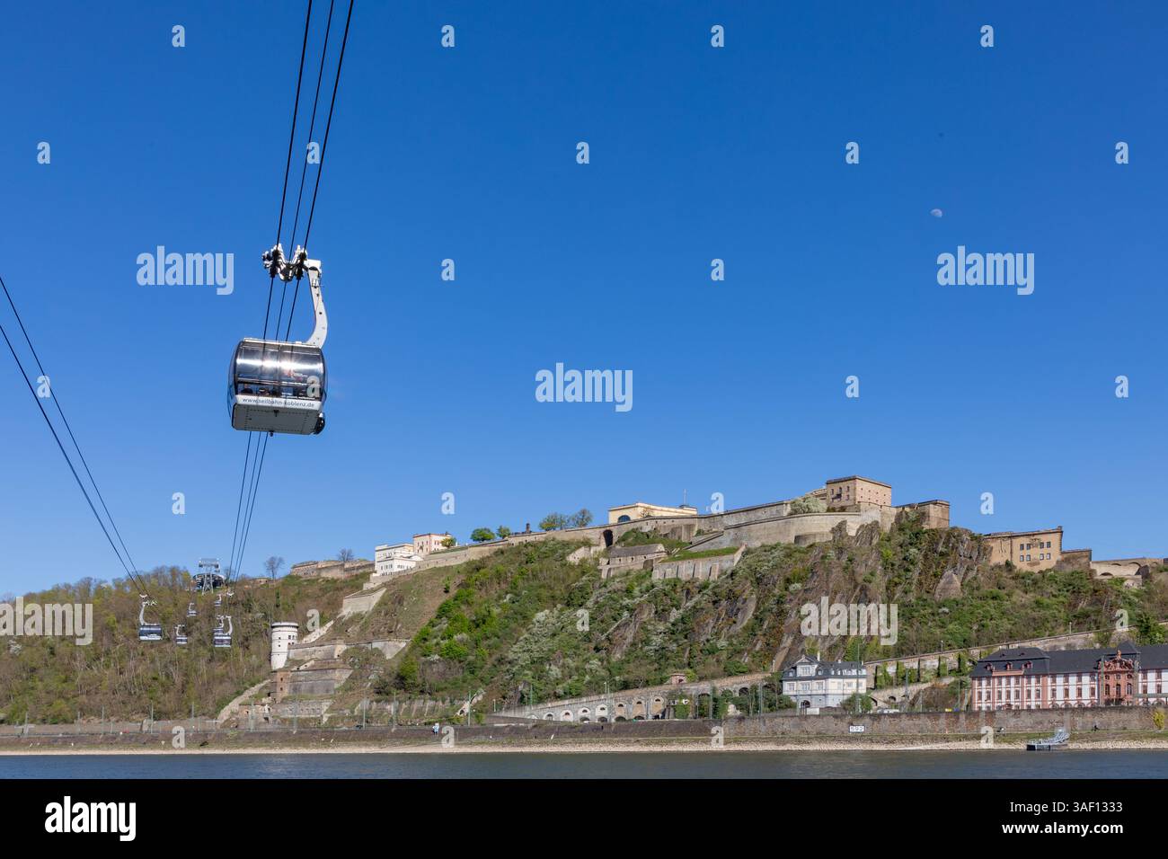 Coblence, Allemagne - 6 avril 2025 : les gens aiment visiter le château d'Ehrenbreitstein en utilisant le funiculaire, traversant le Rhin. Banque D'Images