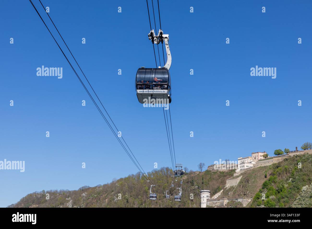 Coblence, Allemagne - 6 avril 2025 : les gens aiment visiter le château d'Ehrenbreitstein en utilisant le funiculaire, traversant le Rhin. Banque D'Images