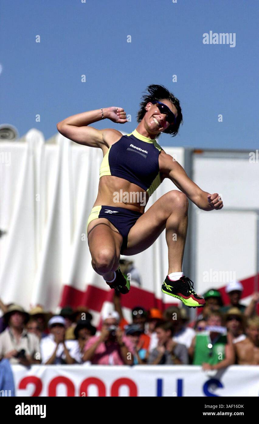 Stacey Dragila célèbre après avoir battu un nouveau record du monde de 15'02,25 dans la voûte à poteaux des femmes à l'U. S Olympic Track Trials Day 8 à Sacramento State, dimanche 23 juillet 2000 Sacamento Bee photographie de Randy Pench /ZUMA Press Banque D'Images