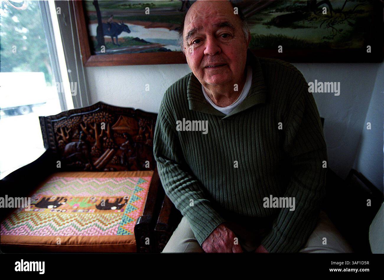 Anthony Poshepny (cq), aussi connu sous le nom de Tony Poe, vu ici dans sa maison de San Francisco, CA. Mercredi soir. En 1960, lorsque la CIA a décidé de lancer une guerre secrète au Laos contre les communistes, ils se sont tournés vers Tony Poe, un ex-Marine qui buvait dur et qui était l'un des hommes les plus courageux (ou les plus fous) que la CIA avait jamais produits. 8/23/00 (Sacramento Bee/Jose M. Osorio) The Sacramento Bee/ZUMA Press Banque D'Images