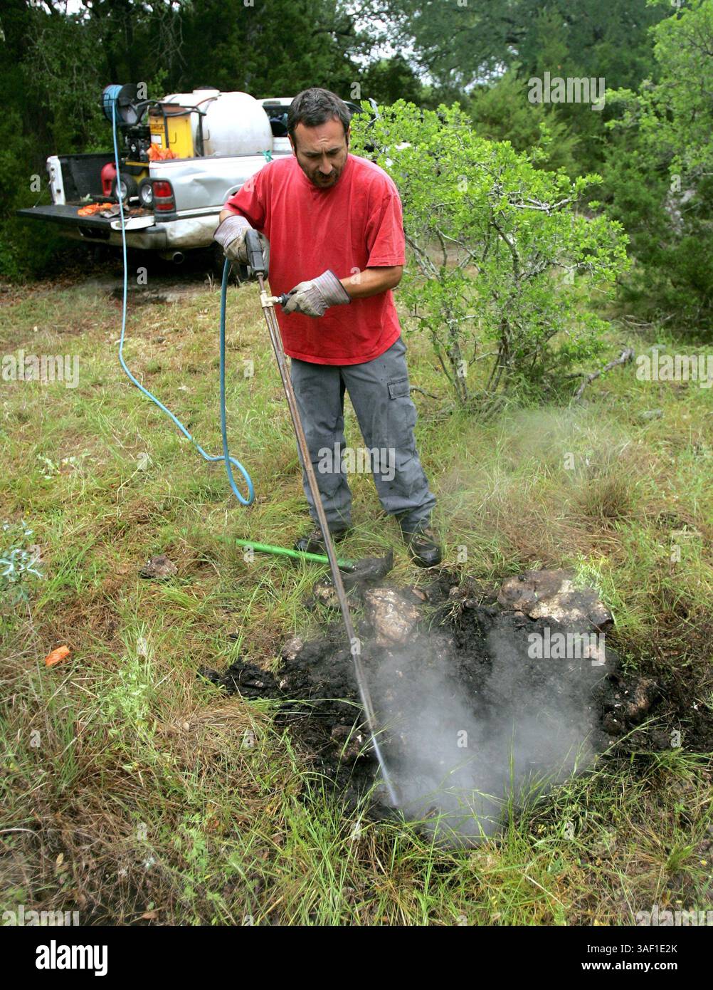 19 avril 2005 ; San Antonio, TX, États-Unis ; Marco Jones travaille le mardi matin 19 avril 2005 à la zone naturelle de Government Canyon State qui va bientôt ouvrir pendant les activités d'éradication des fourmis de feu. Crédit obligatoire : photo de W. Luther/SanAntonioExpress/ZUMA Press. (©) Copyright 2005 par San Antonio Express-News Banque D'Images