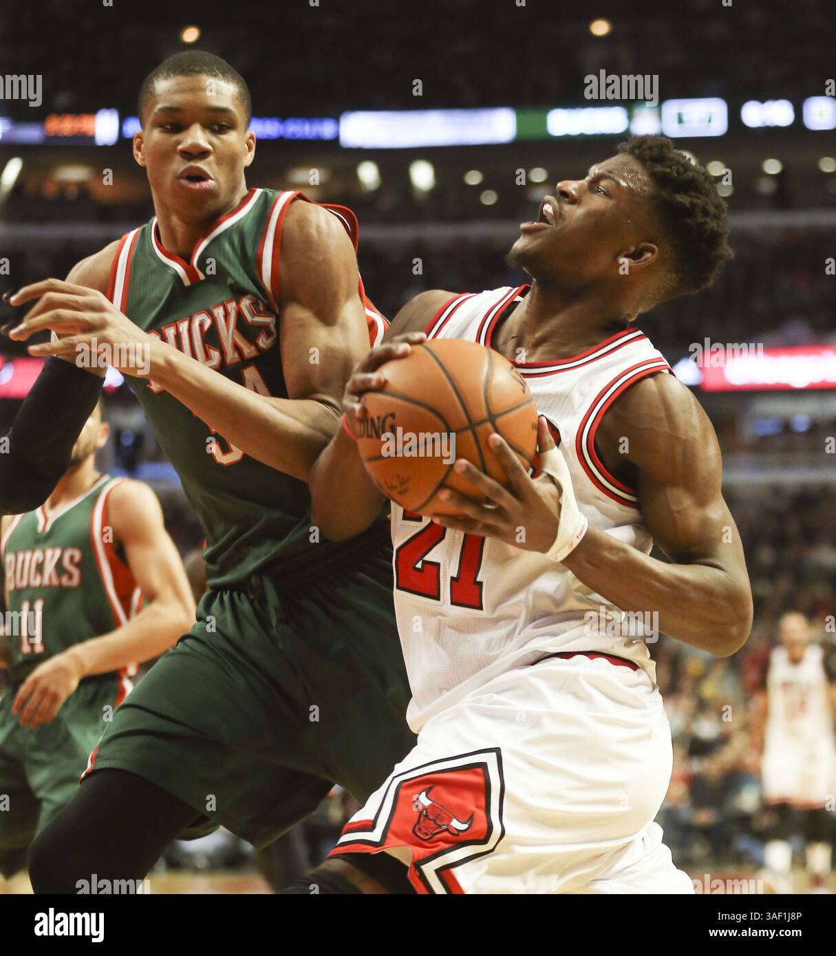 23 février 2015 - Chicago, il, USA - le garde des Bulls de Chicago Jimmy Butler (21) contourne l'attaquant des Bucks de Milwaukee Giannis Antetokounmpo (34) au cours de la première mi-temps le lundi 23 février 2015, au United Center à Chicago. (Crédit image : © Nuccio Dinuzzo/TNS/ZUMA Wire) Banque D'Images