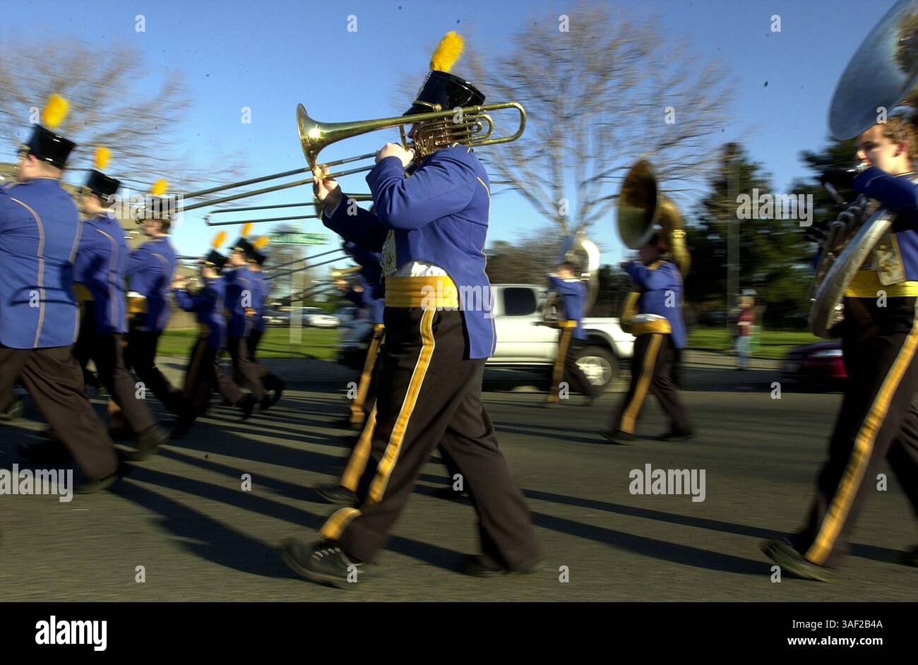 19 janvier 2002 ; Richmond, CA, États-Unis ; la fanfare de Pinole Valley High parcourt la route du défilé pré-flambeau le samedi 19 janvier 2002 à Richmond, Calif. Le défilé devait célébrer la venue de la flamme olympique. (GREGORY URQUIAGA/ TIMES) Banque D'Images