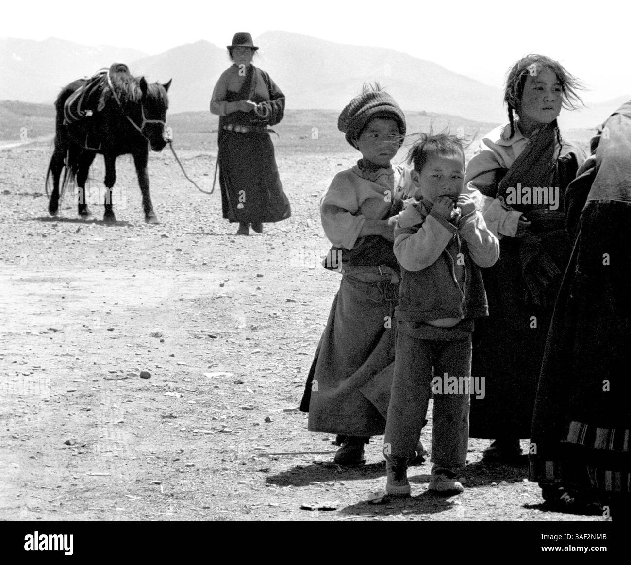 Février 02, 2002 - Lanzhou, SN, Chine - nomades bergers tibétains et leurs enfants en tenue traditionnelle dans les prairies des montagnes de la province du Gansu - l'ouest sauvage de la Chine. Ces gens sont une race en voie de disparition. (Crédit image : © Ruaridh Stewart/ZUMA Press) Banque D'Images