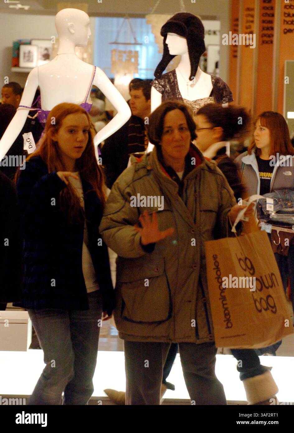 25 novembre 2005 ; Manhattan, NY, États-Unis ; NY PAPERS ÉPUISÉS. Les acheteurs se fraient un chemin dans Bloomindale's lors du Black Friday sur la 59e rue, généralement l'une des journées de shopping les plus achalandées de l'année. Crédit obligatoire : photo de Bryan Smith/ZUMA Press. (©) Copyright 2005 par Bryan Smith Banque D'Images