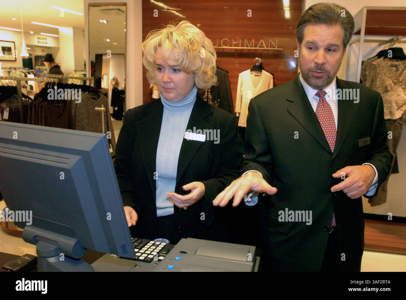 25 novembre 2005 ; Manhattan, NY, États-Unis ; NY PAPERS ÉPUISÉS. Richard Mast (R), vice-président et directeur général de Bloomingdale's et Tina Boyer (G), directrice du prêt-à-porter, discutent de la refonte des caisses enregistreuses qui aidera à suivre les tendances en matière d'achats. Black Friday chez Bloomingdale's sur la 59e rue, généralement l'une des journées de shopping les plus achalandées de l'année. Crédit obligatoire : photo de Bryan Smith/ZUMA Press. (©) Copyright 2005 par Bryan Smith Banque D'Images