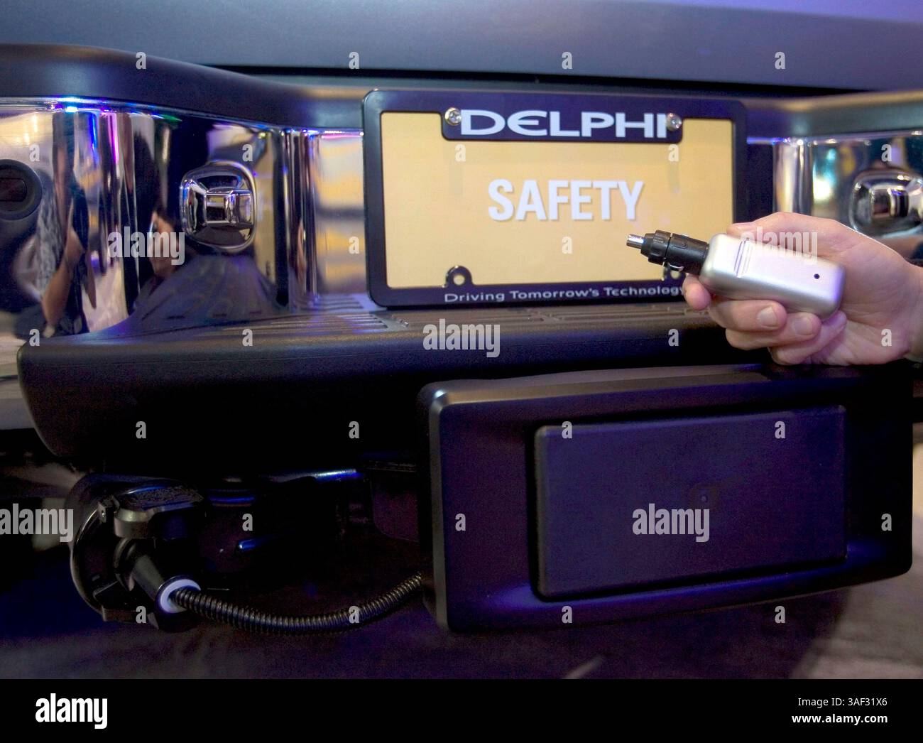 05 janv. 2005 ; Las Vegas, NV, États-Unis ; conférences de presse spéciales de pré-ouverture du ces pour les médias afin de jeter un coup d'œil sur les nouveaux produits innovants avant l'ouverture du salon international de l'électronique grand public 2005. Photo : Delphi montre l'une des caractéristiques de sécurité du capteur radar installé par le consommateur qui se branche directement dans le faisceau de remorquage, et l'allume-cigare du véhicule avec une installation facile directement dans le récepteur de remorquage. Banque D'Images