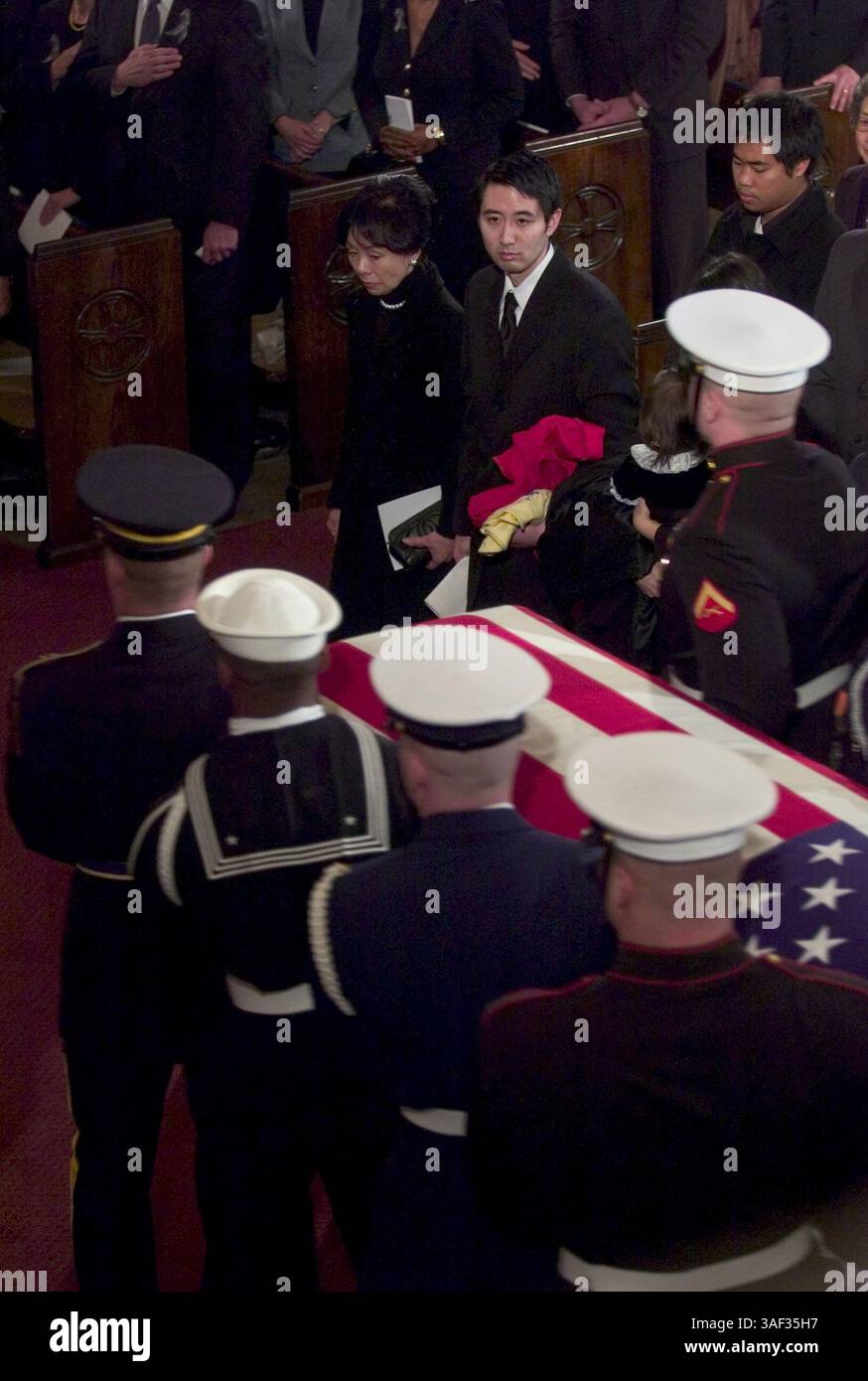 08 janv. 2005 ; Sacramento, CA, États-Unis ; une garde d'honneur militaire porte le cercueil drapé de drapeau du député Robert Matsui devant sa femme Doris et son fils Brian après les funérailles du député au Westminster Presbyterian Churchin Sacramento. Banque D'Images
