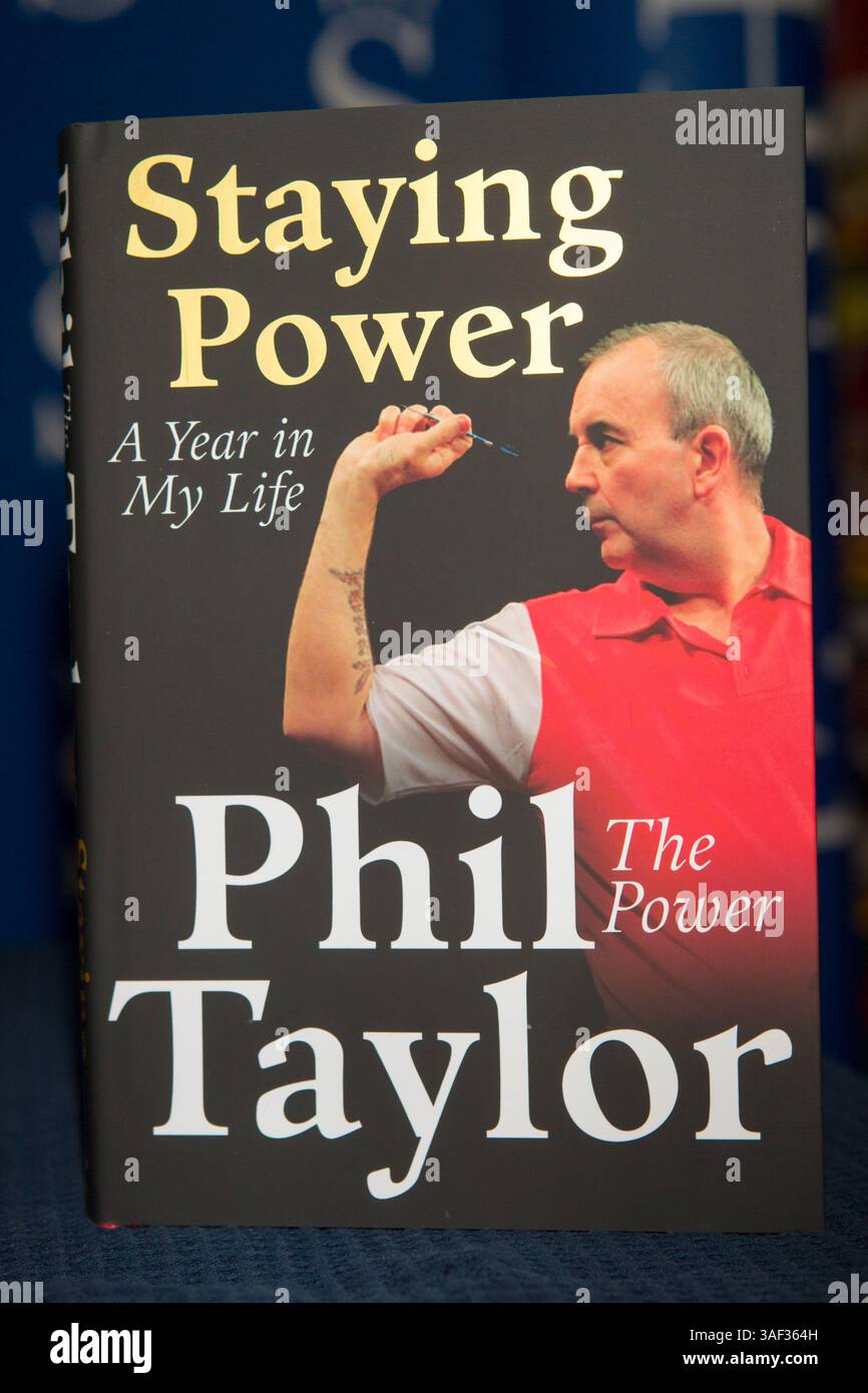 Phil Taylor signe son autobiographie chez WHSmith Arndale Manchester UK Banque D'Images