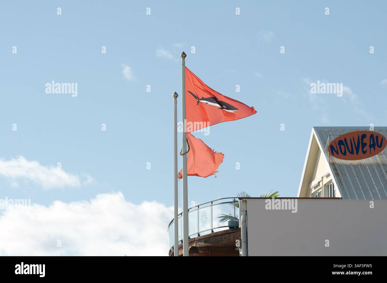 9 juin 2013 - Saint-Paul, Réunion, France - Drapeau de requins à la plage de roches noires, près du port de Saint-Gilles-Les-Bains. Un spot de surf et de baignoire, mais pas de surfer plus depuis la crise de requin pour 5 ans. (Crédit Image : © Valérie Koch/ZUMA/ZUMAPRESS.com) fil Banque D'Images