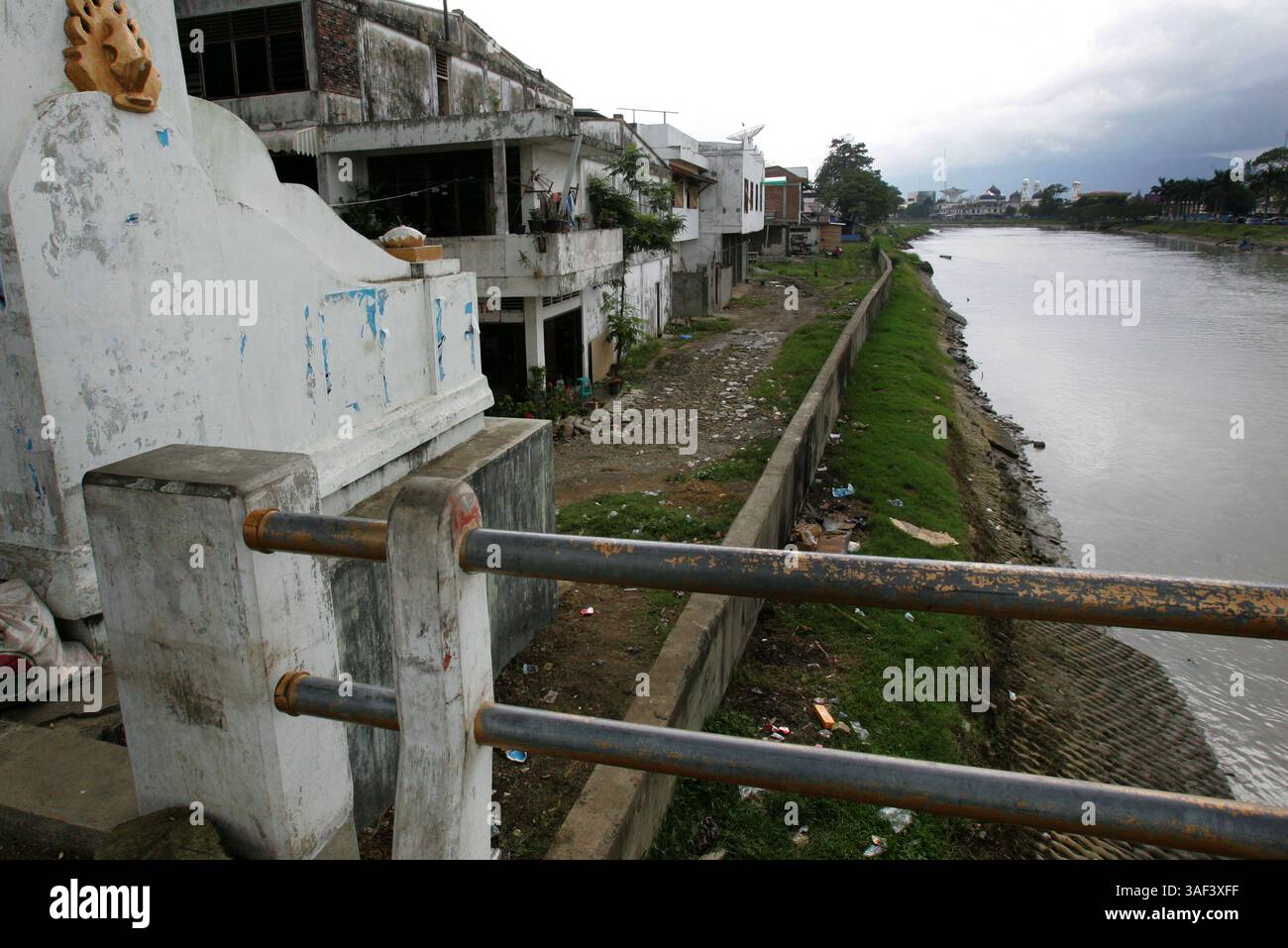 01 janv. 2006 ; Banda Aceh, INDONÉSIE ; TSUNAMI : UN AN PLUS TARD. Les débris apportés par le tsunami sont éliminés du canal près du pont principal à Banda Aceh. Plus de 250 000 personnes sont mortes dans 11 pays après un tsunami dévastateur qui a frappé l'Asie du Sud le 26 décembre 2004. L’onde sismique a résulté d’un séisme de magnitude 9,0 juste au large de la côte de l’île indonésienne de Sumatra début décembre 25th, 2004. Il a déclenché d'énormes vagues qui ont atteint jusqu'en Afrique. Crédit obligatoire : photo de Karl Grobl/ZUMA Press. (©) Copyright 2006 par Karl Grobl Banque D'Images