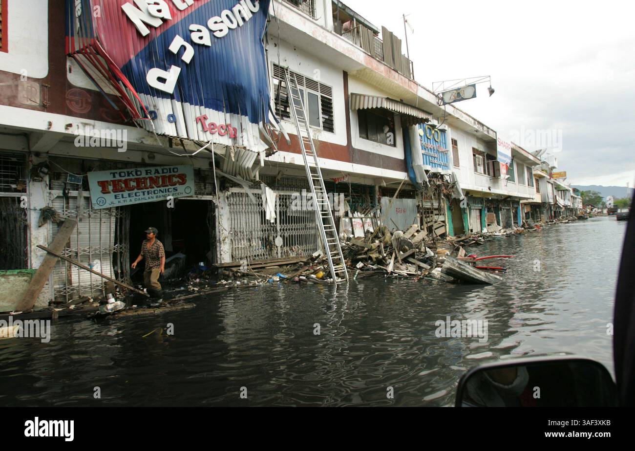 01 janv. 2006 ; Banda Aceh, INDONÉSIE ; TSUNAMI : CONSÉQUENCES. Rues inondées et vitrines détruites à Banda Aceh à la suite du tsunami du 26 décembre qui a balayé la ville tuant des milliers de personnes et laissant une énorme étendue de destructions plus de 250 000 personnes sont mortes dans 11 pays après un tsunami dévastateur qui a frappé l'Asie du Sud le 26 décembre 2004. L’onde sismique a résulté d’un séisme de magnitude 9,0 juste au large de la côte de l’île indonésienne de Sumatra début décembre 25th, 2004. Il a déclenché d'énormes vagues qui ont atteint jusqu'en Afrique. Crédit obligatoire : photo de Karl Grobl/ZUMA Press. (©) Copyright 2006 Banque D'Images