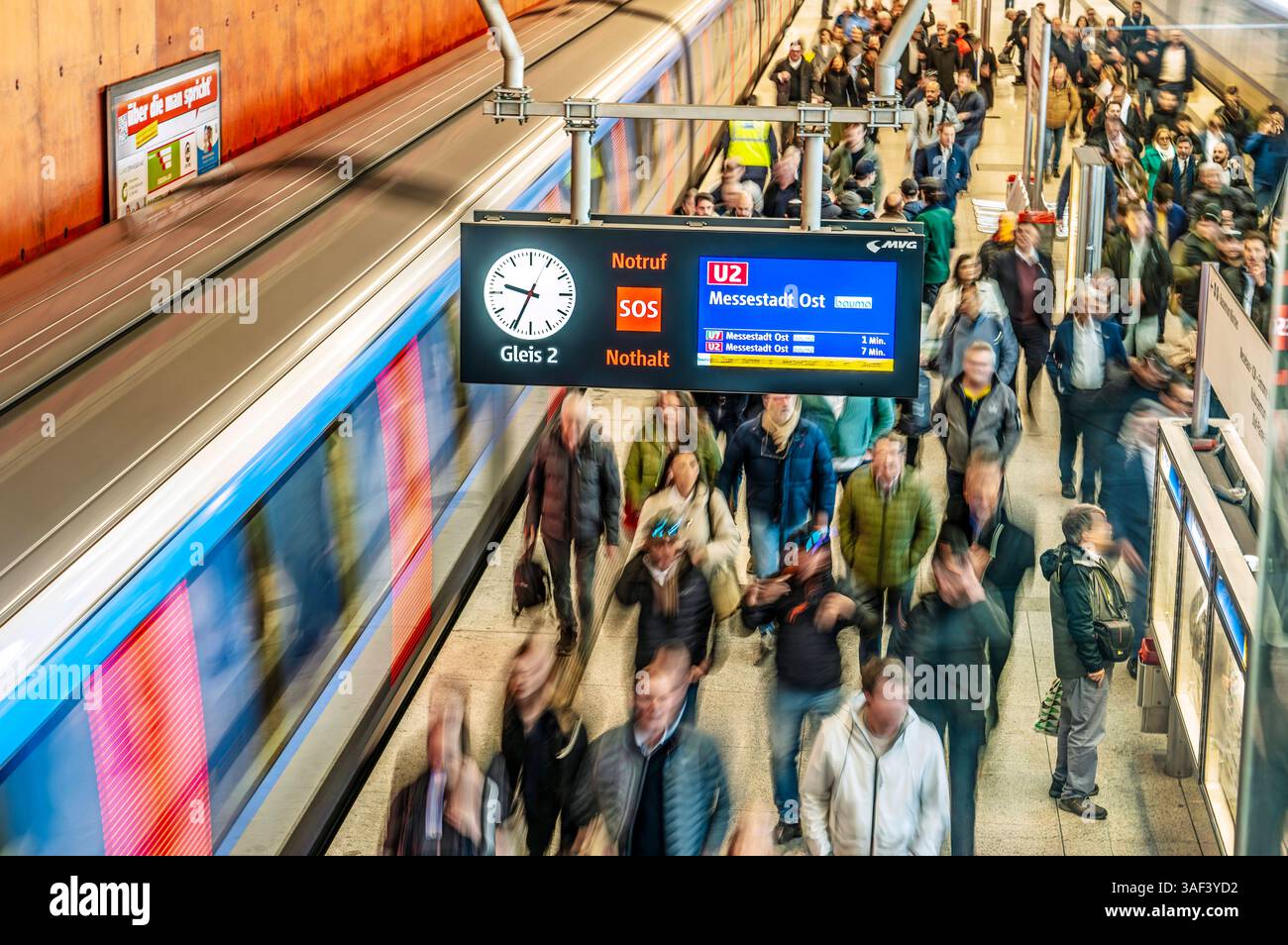 Großer Andrang von Messebesuchern im U-Bahnhof Messestadt West, Eröffnung der bauma 2025 am Montagmorgen, weltweit größte Baumaschinenmesse, Messe München, 7. Avril 2025 Deutschland, München, 7. Avril 2025, U-Bahnhof Messestadt West : viele Messebesucher strömen zur Bauma 2025, der weltweit größten Baumaschinenmesse, Großer Andrang von Messebesuchern zur Eröffnung am Montagmorgen, U-Bahn Linie U2 im U-Bahnhof Messestadt West, fährt weiter zur Endhaltestelle Messestadt Ost, die Messe findet alle drei Jahre statt, Messegelände München, 7.-13. Avril 2025, Messe München, Weltleitmesse für Baumaschi Banque D'Images
