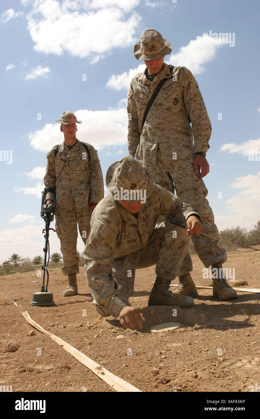 01 avril 2005 ; Al Asad, Irak ; L'un de la compagnie A, 6e bataillon de soutien du génie, augmentant le 8e ESB et soutenant le bataillon de logistique de combat 2, 2e Groupe de soutien des services de force (Forward), équipes de sapeurs répète la détection et l'enlèvement des mines ici 4 avril. Ces Marines se spécialisent dans la découverte et la destruction de mines. Les équipes de sapeurs attachent à chaque convoi des dépêches CLB-2 dans le cadre des mesures de sécurité et de protection de la force des battalionÕs pour atténuer la menace posée par les mines le long des itinéraires des convois dans toute leur zone d'opérations. Crédit obligatoire : photo du caporal John E. Lawson Jr./DOD/ZUMA Press. Banque D'Images
