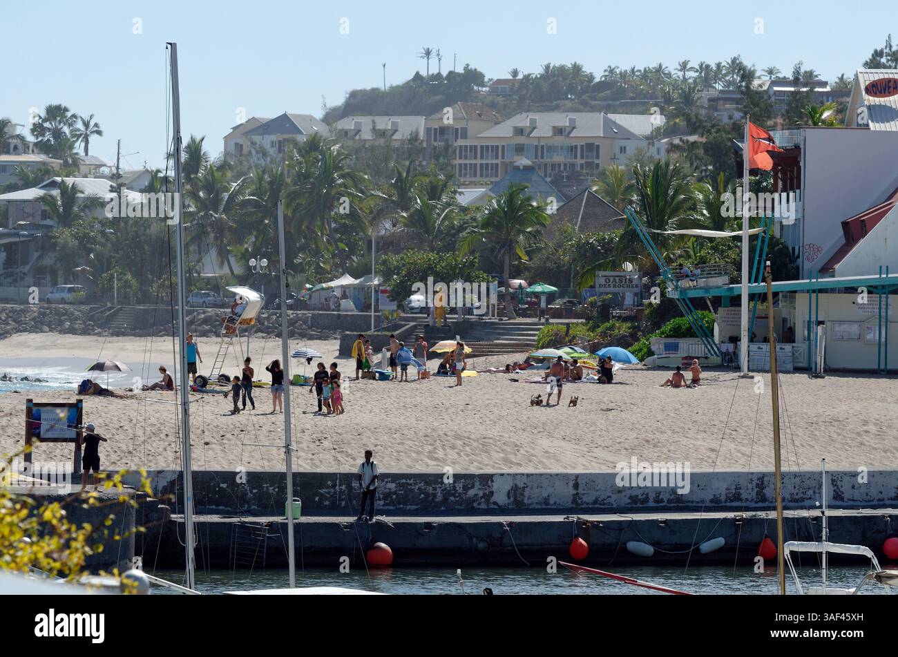 9 juin 2013 - Saint-Paul, Réunion, France - Les touristes et la population locale à la plage de roches noires, près du port de Saint-Gilles-Les-Bains. Un spot de surf et de baignoire, mais pas de surfer plus depuis la crise de requin pour 5 ans. (Crédit Image : © Valérie Koch/ZUMA/ZUMAPRESS.com) fil Banque D'Images