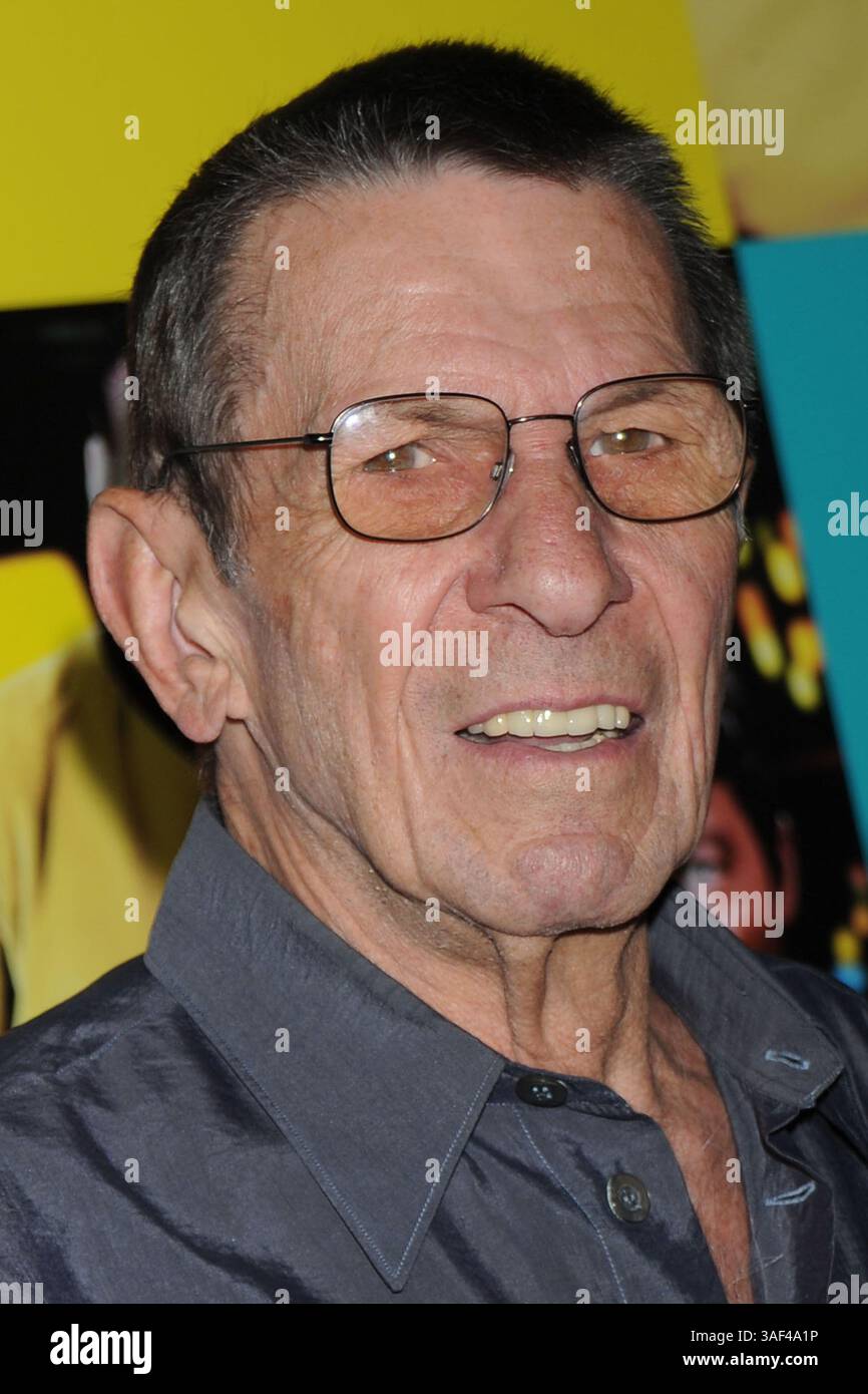Feb 27, 2015 - Los Angeles, Californie, États-Unis - DOSSIER - LEONARD NIMOY, l'acteur qui a gagné un suivi mondial comme Mr. Spock, le premier officier extraterrestre du Starship Enterprise dans la série télévisée et cinématographique 'Star Trek', est décédé vendredi matin à sa maison dans le Bel Air, Los Angeles. Il avait 83 ans. Sa femme, Susan Bay Nimoy, a confirmé sa mort, affirmant que la cause était une bronchopneumopathie chronique obstructive terminale. Photo : 10 juin 2008 - New York, États-Unis - L'acteur Leonard Nimoy de Star Trek à l'exposition internationale Licensing au Javits Center à New York. (Crédit image : Acepixs/ZUMAPRESS.com) Banque D'Images