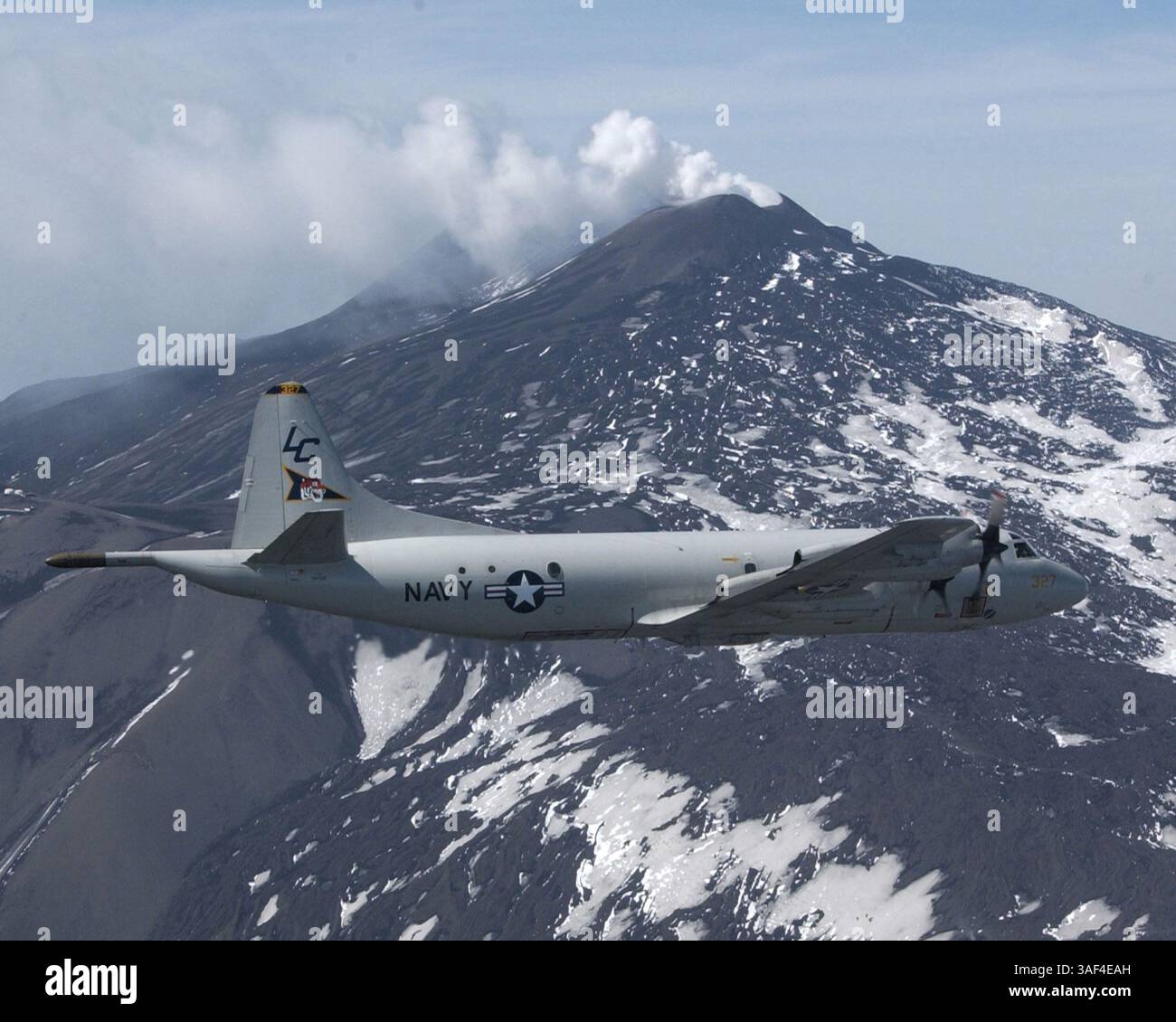 26 mai 2003 ; Banda Aceh, Sicile, Indonésie ; 030526-N-3122S-005 Navy File photo : des avions du VP-8 ont été déployés à la base aérienne royale thaïlandaise d'Utapoa, pour aider à l'aide humanitaire et aux secours après un tsunami qui a frappé les régions côtières de l'Asie du Sud-est. Original Caption : Naval Air Station (NAS) Sigonella, Sicile (26 mai 2003) - Un avion P-3C Orion affecté aux ''Tigres'' du 8e escadron de patrouille (VP-8) survole le Mt. Etna. VP-8 est basé à Brunswick, dans le Maine, et est actuellement déployé à la Naval Air Station (NAS) Sigonella fournissant un soutien logistique à Commande Banque D'Images