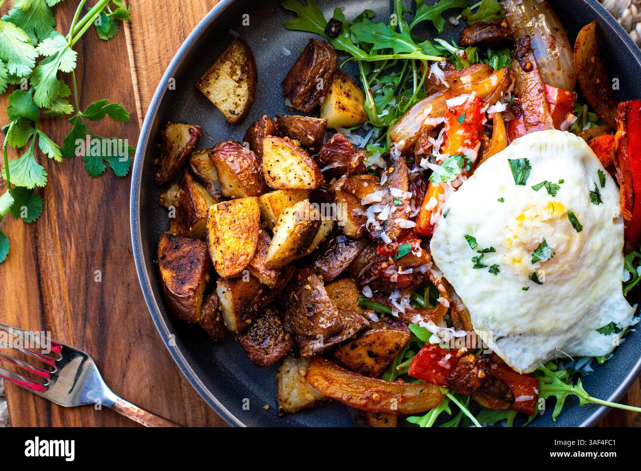 Image au-dessus d'une assiette de petit-déjeuner à base de pommes de terre et d'œufs Banque D'Images