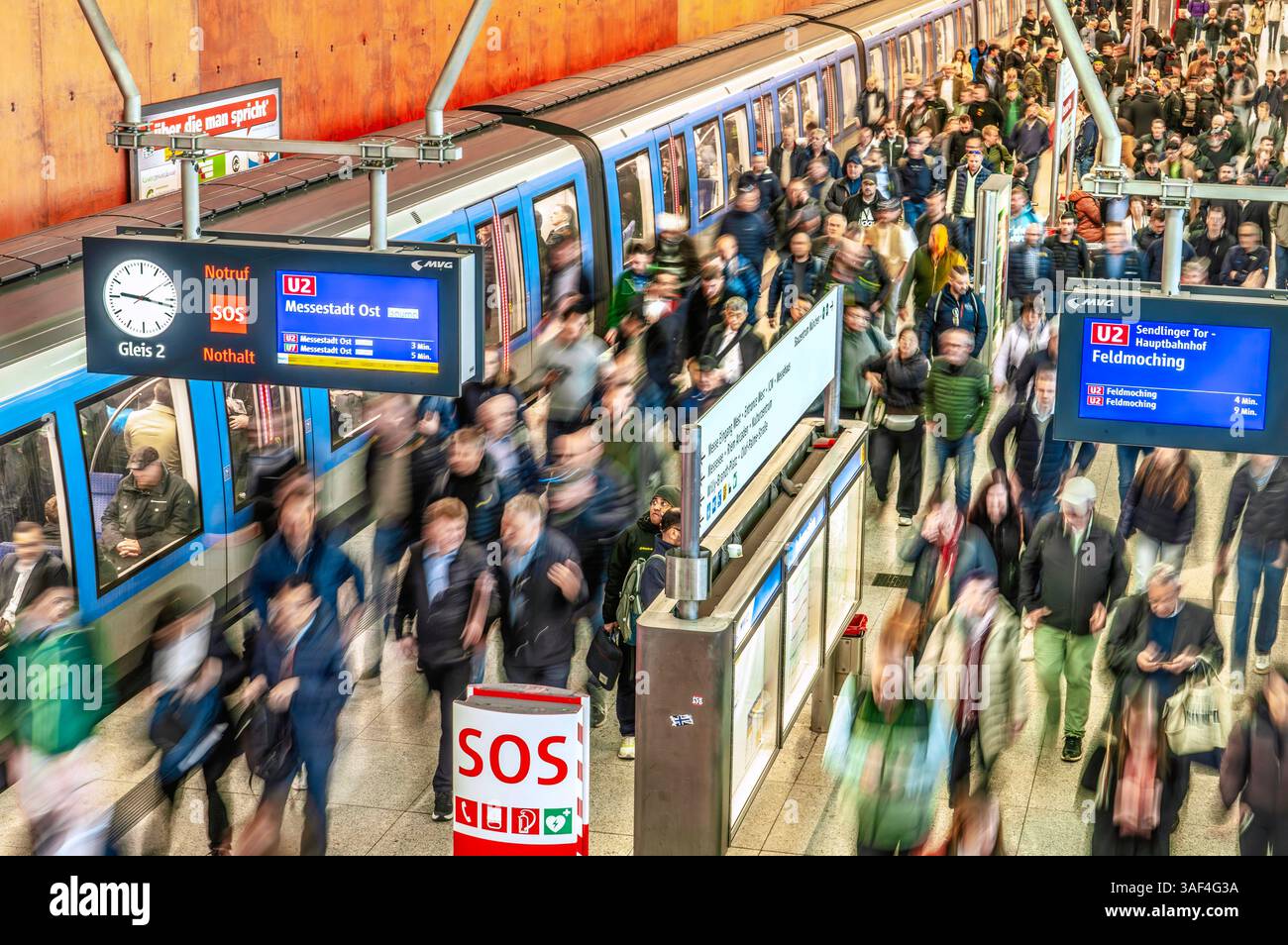 Großer Andrang von Messebesuchern im U-Bahnhof Messestadt West, Eröffnung der bauma 2025 am Montagmorgen, weltweit größte Baumaschinenmesse, Messe München, 7. Avril 2025 Deutschland, München, 7. Avril 2025, U-Bahnhof Messestadt West : viele Messebesucher strömen zur Bauma 2025, der weltweit größten Baumaschinenmesse, Großer Andrang von Messebesuchern zur Eröffnung am Montagmorgen, U-Bahn Linie U2 im U-Bahnhof Messestadt West, fährt weiter zur Endhaltestelle Messestadt Ost, die Messe findet alle drei Jahre statt, Messegelände München, 7.-13. Avril 2025, Messe München, Weltleitmesse für Baumaschi Banque D'Images