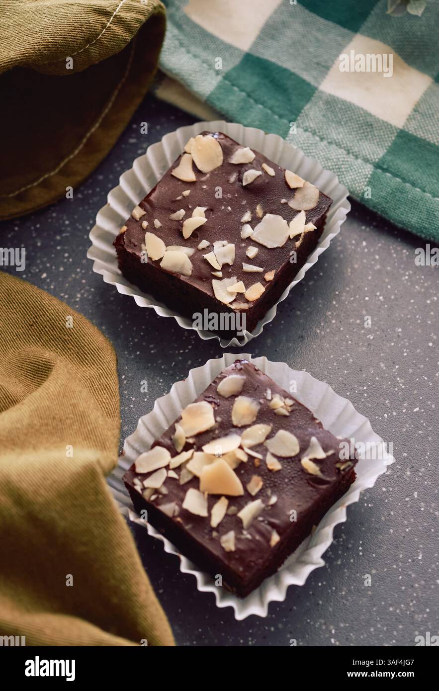 Brownies Fudgy maison aux amandes Banque D'Images