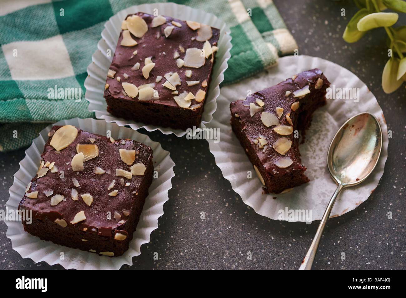 Brownies au chocolat noir et aux amandes – Un régal sucré Banque D'Images