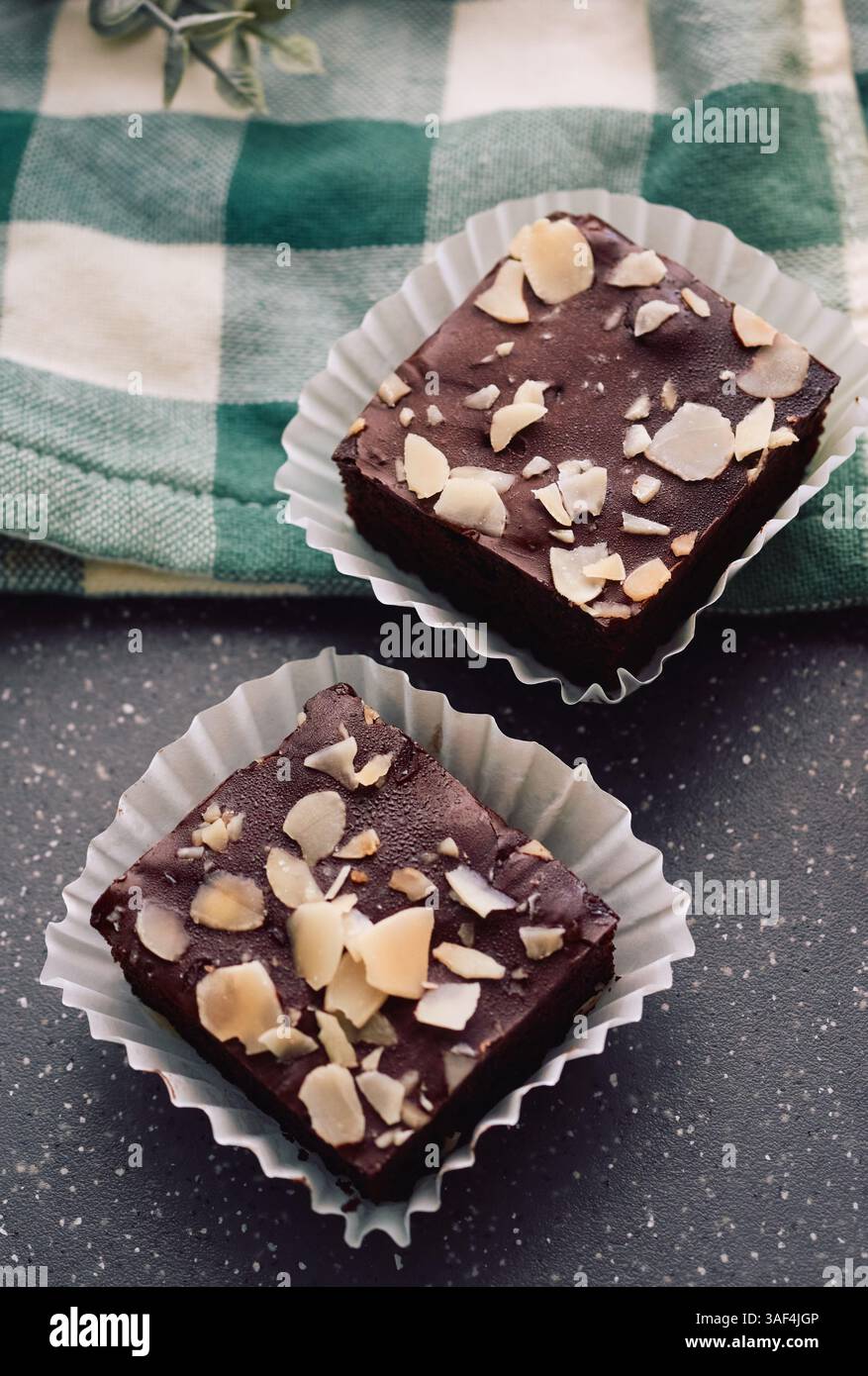 Brownies gourmet au chocolat avec garniture Nutty Banque D'Images