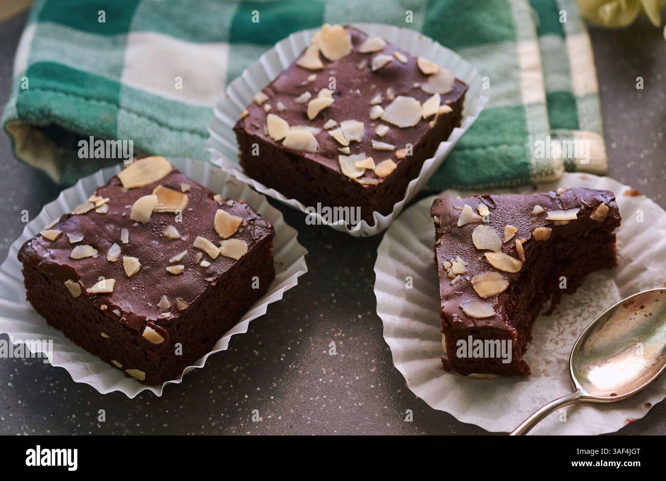 Brownies au chocolat doux et gourmands ornés d'amandes tranchées Banque D'Images