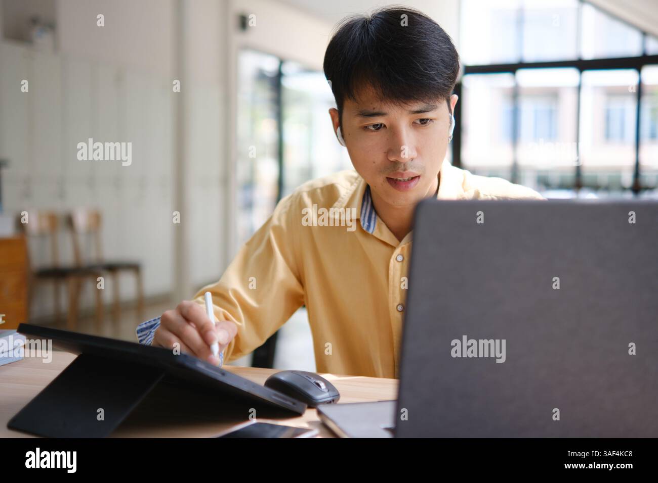 Étudiant étudiant en ligne et se préparant aux examens Banque D'Images